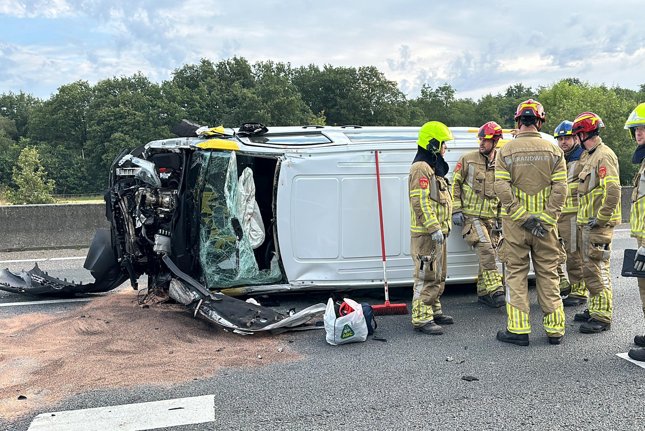 Zwaar ongeval tussen meerdere voertuigen op A67: twee gewonden