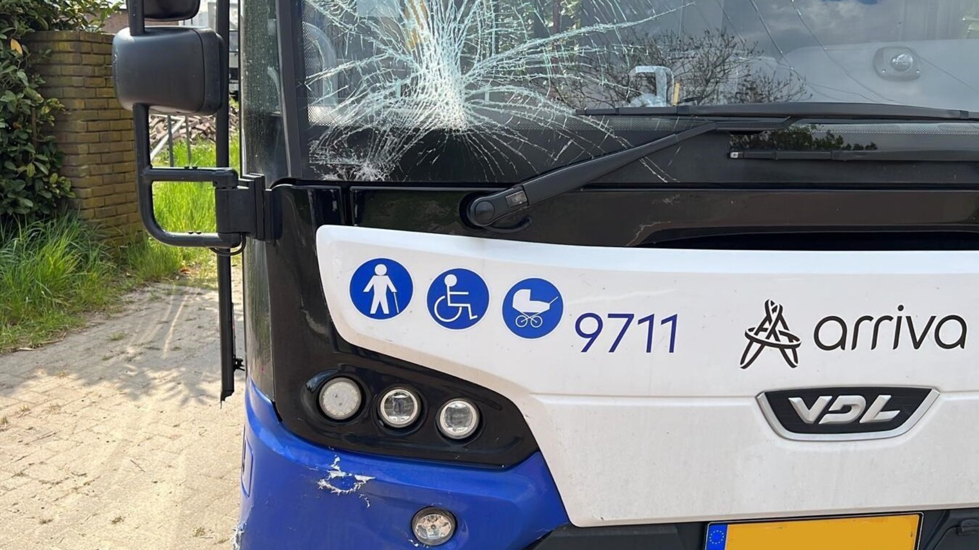 Twee gewonden bij aanrijding tussen lijnbus en scooter in Hulsberg