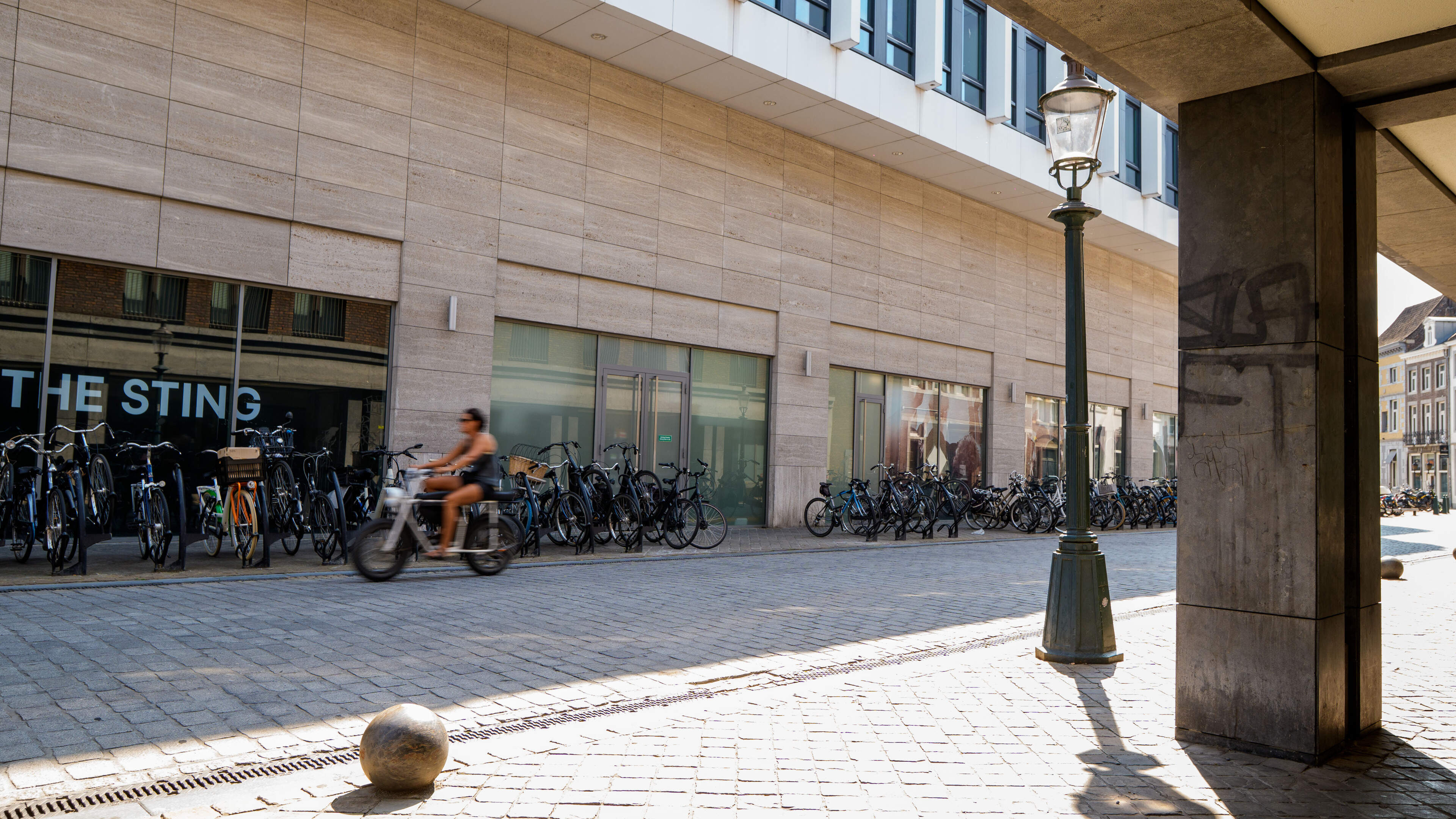 Penthouse staat al jaren te koop in Maastricht, straat worstelt met imago: ‘Racebaan voor brommers, 