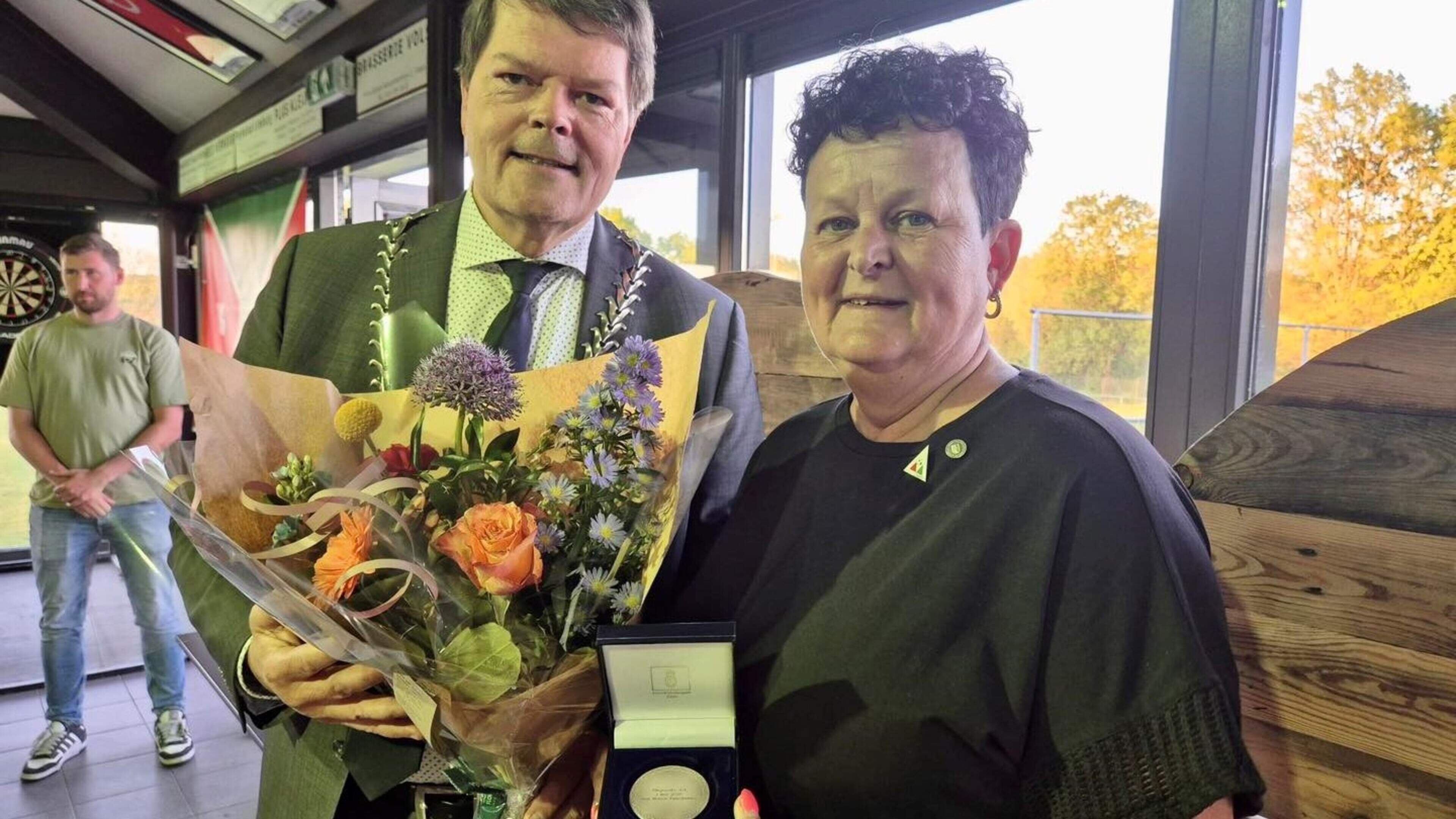 Manon Fanchamps, verbindend gezicht van Rood Groen LVC’01, door gemeente Vaals gelauwerd voor 25 jaa