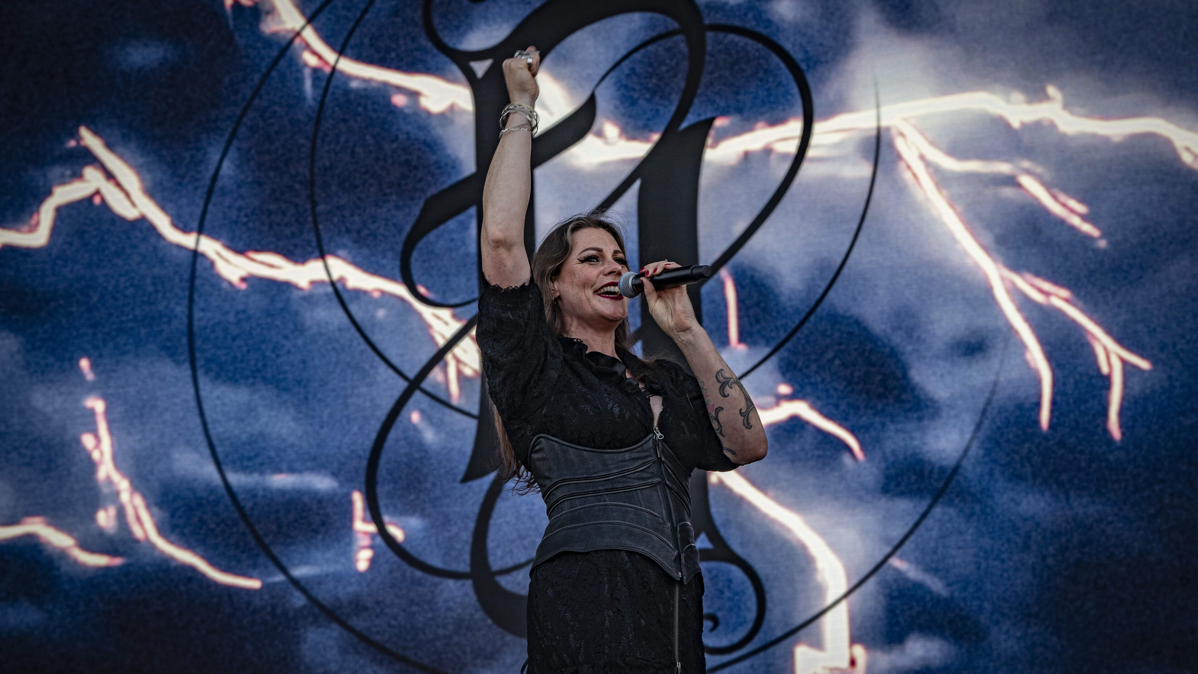Floor Jansen haalt, met haar moeder in het Bospop-publiek, toonhoogtes waarvan anderen alleen kunnen