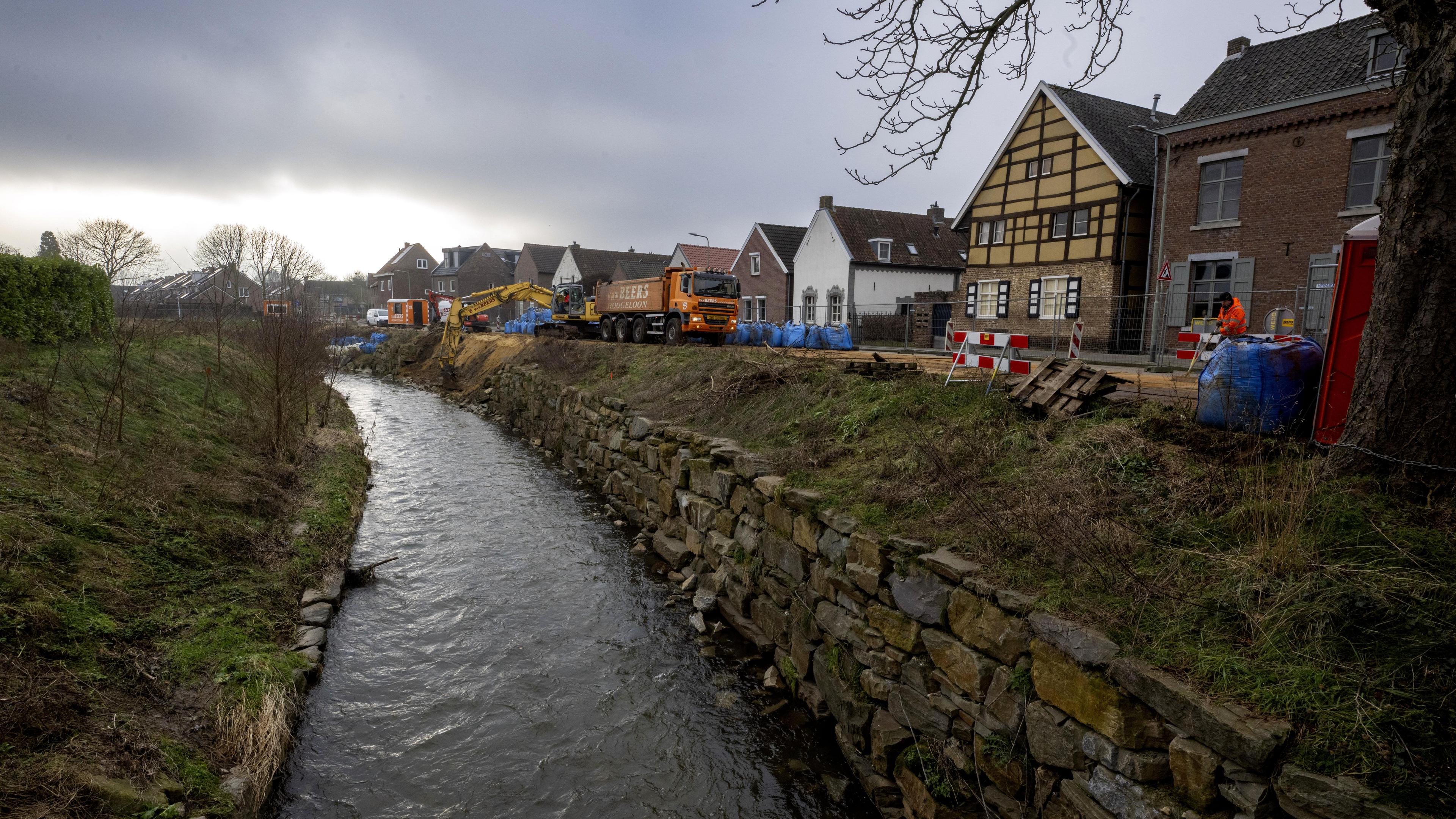 Kademuur in Sittard na zeven instortingen opnieuw opgebouwd en stabiel verklaard