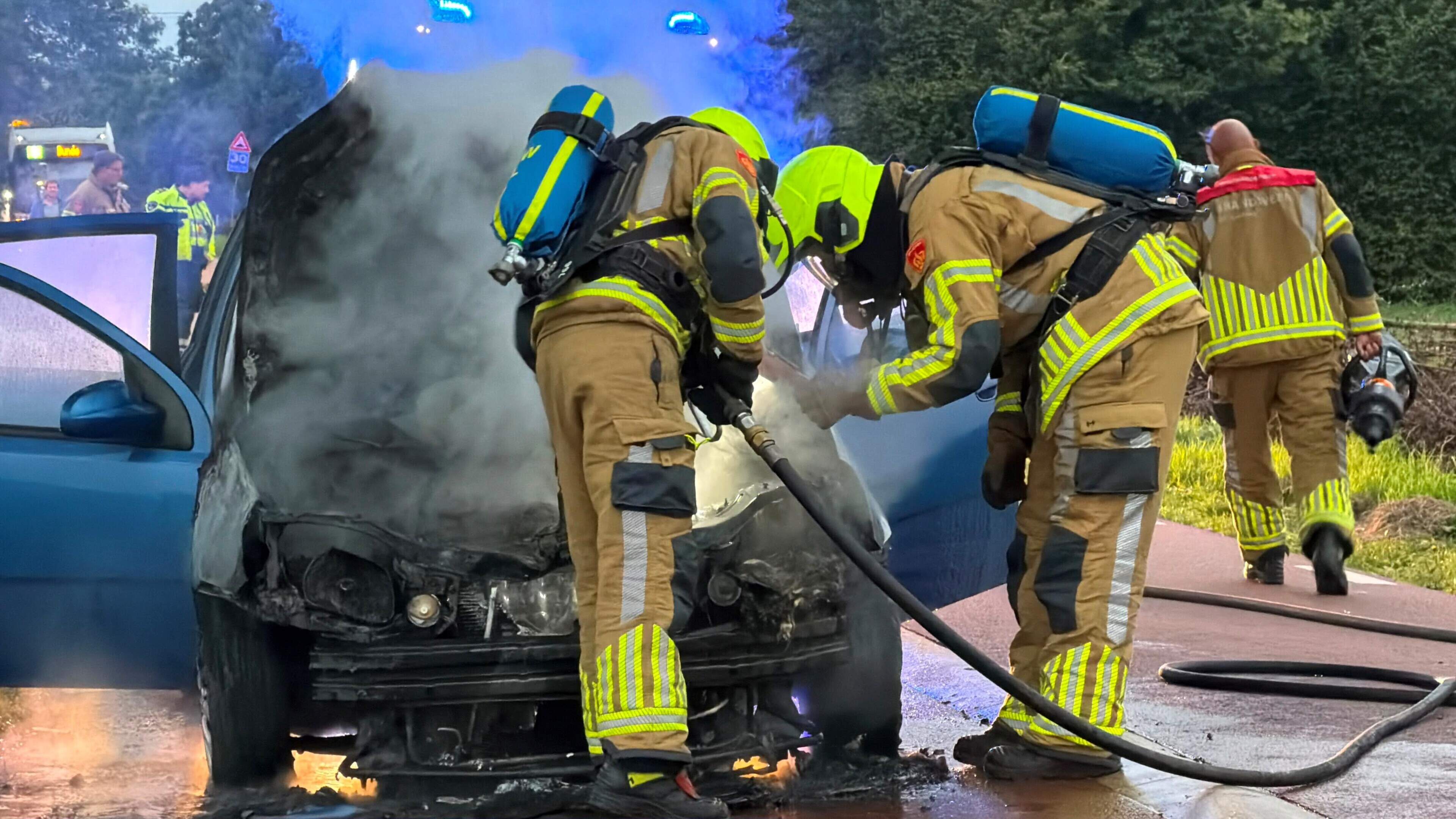 Auto vat vlam tijdens het rijden in Maastricht
