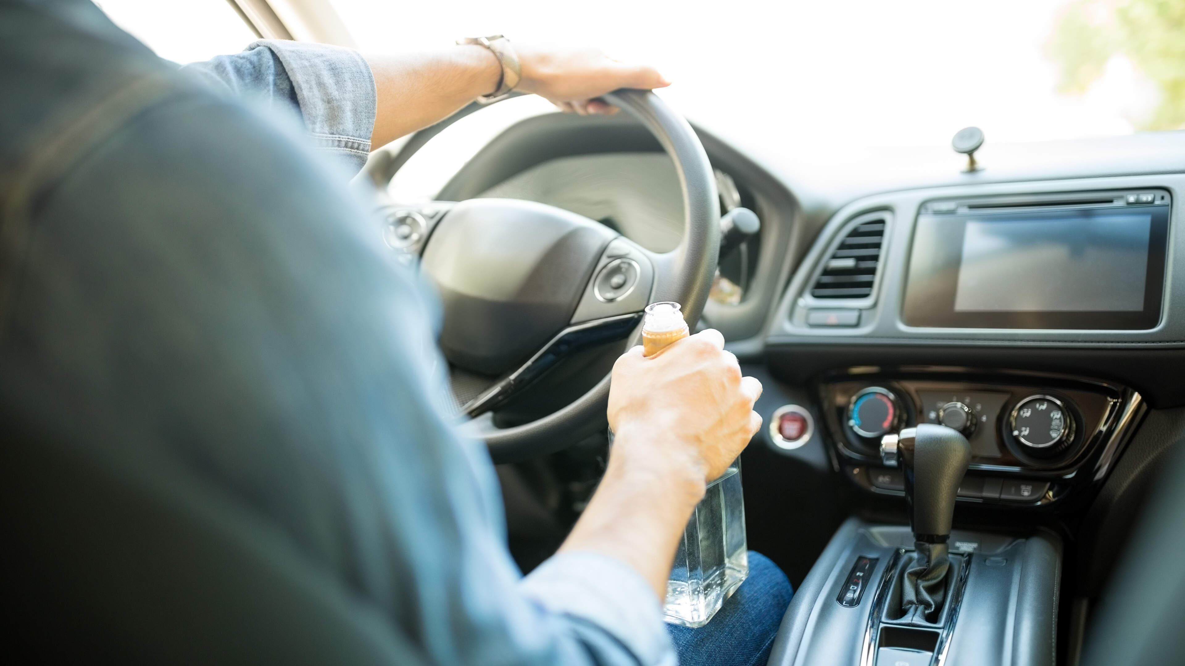Dronken automobilist draaide bij Afferden de verkeerde weghelft op met ongeluk tot gevolg: zeven maa