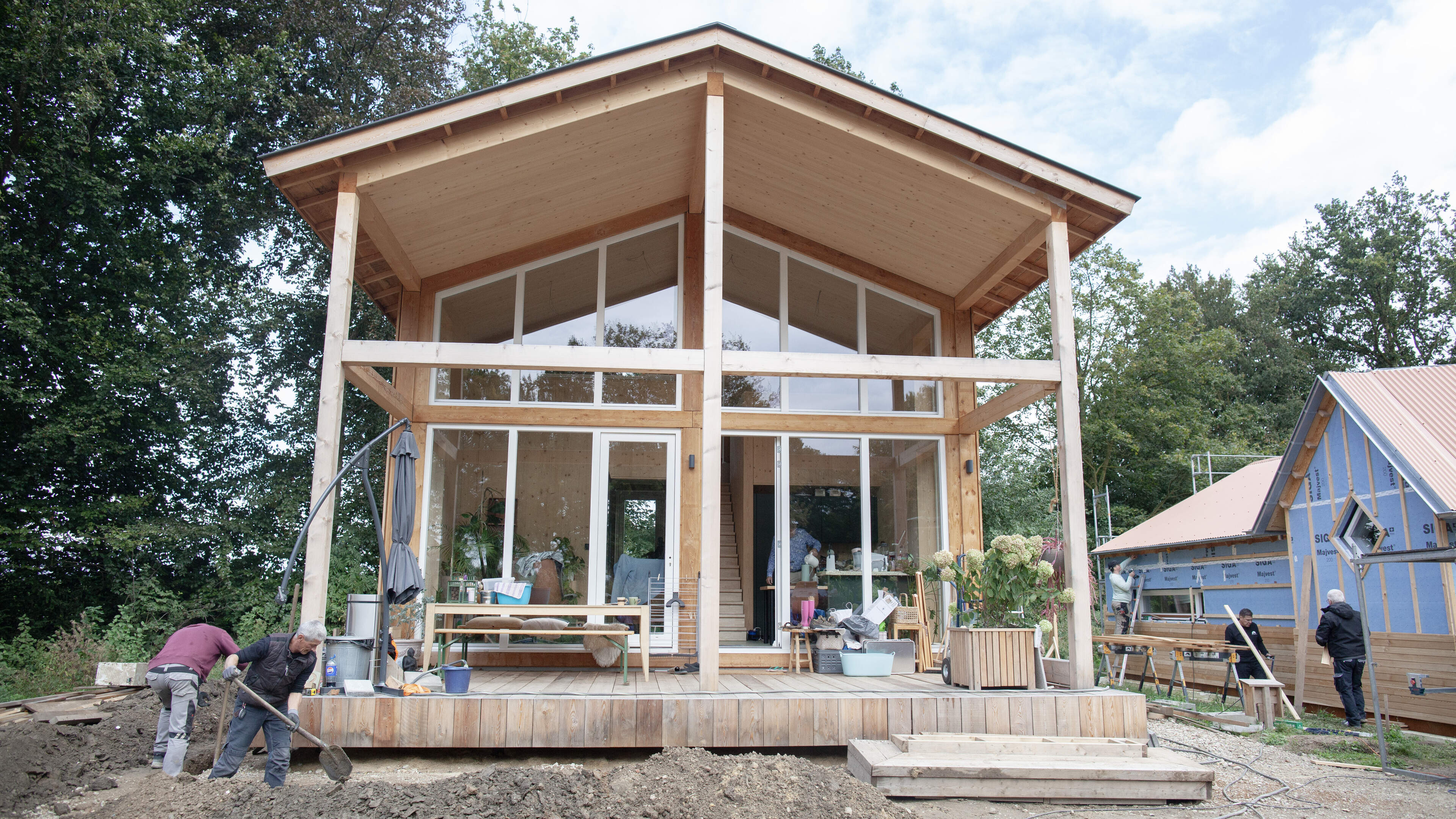 Ondernemende groep mensen in tiny house community Schimmert