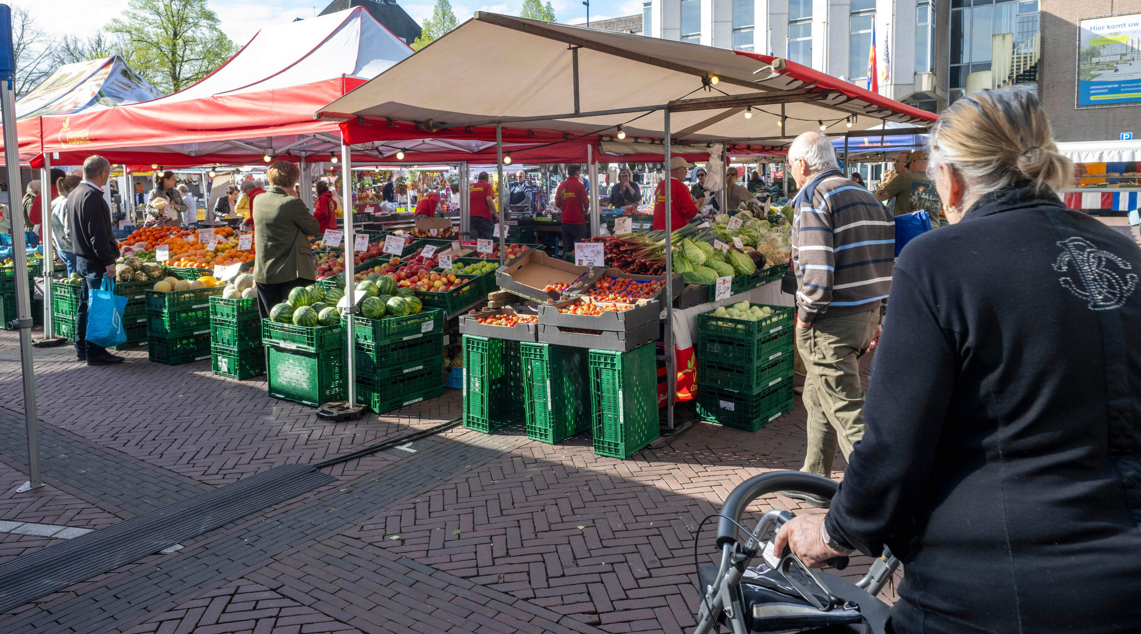 Weekmarkt Geleen voorlopig niet terug naar oude plek, ondernemers niet blij: ‘We hebben de parkeerpl