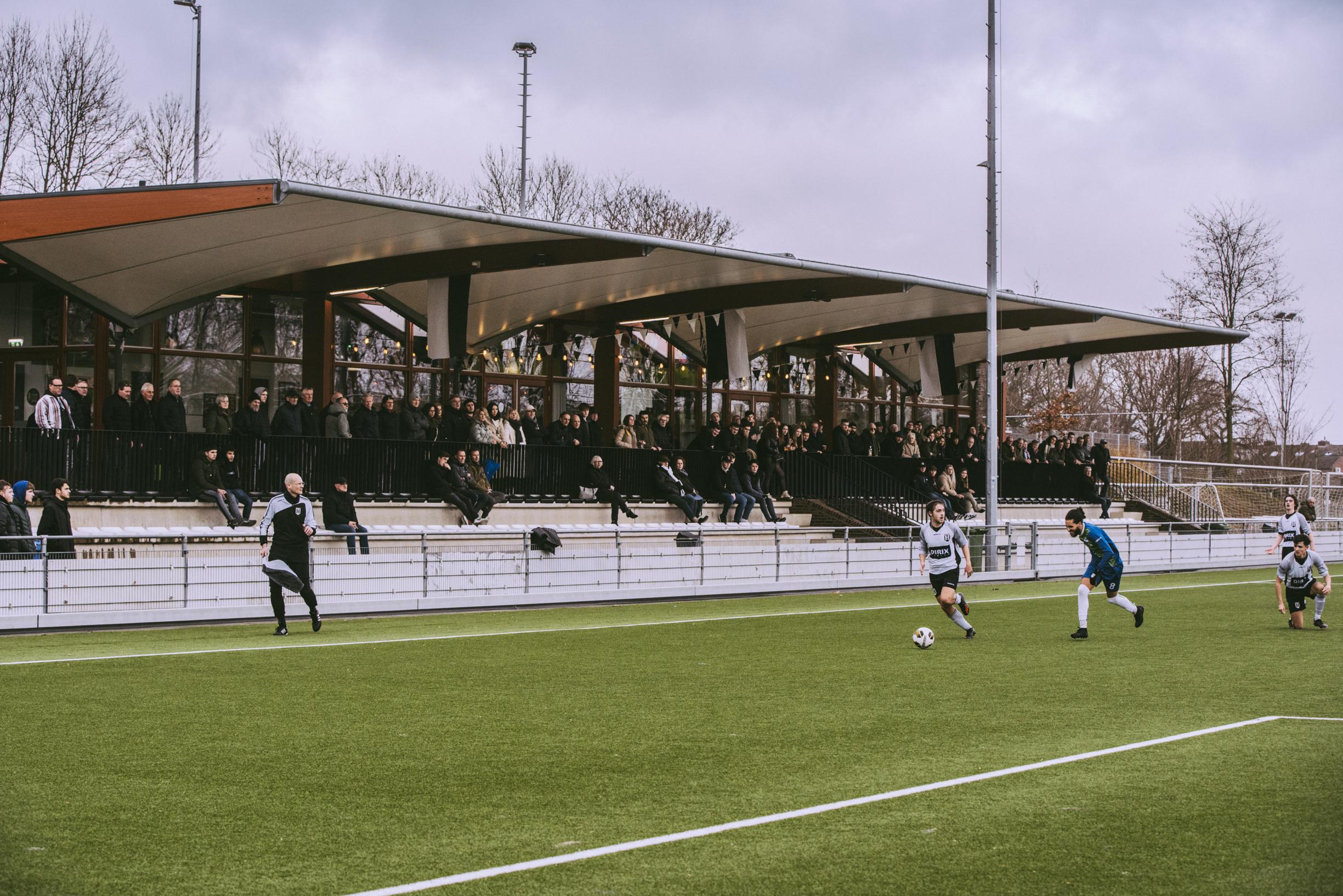 Weersomstandigheden staan herstel van kunstgrasveld Haslou eindelijk toe, ruim drie maanden na verni