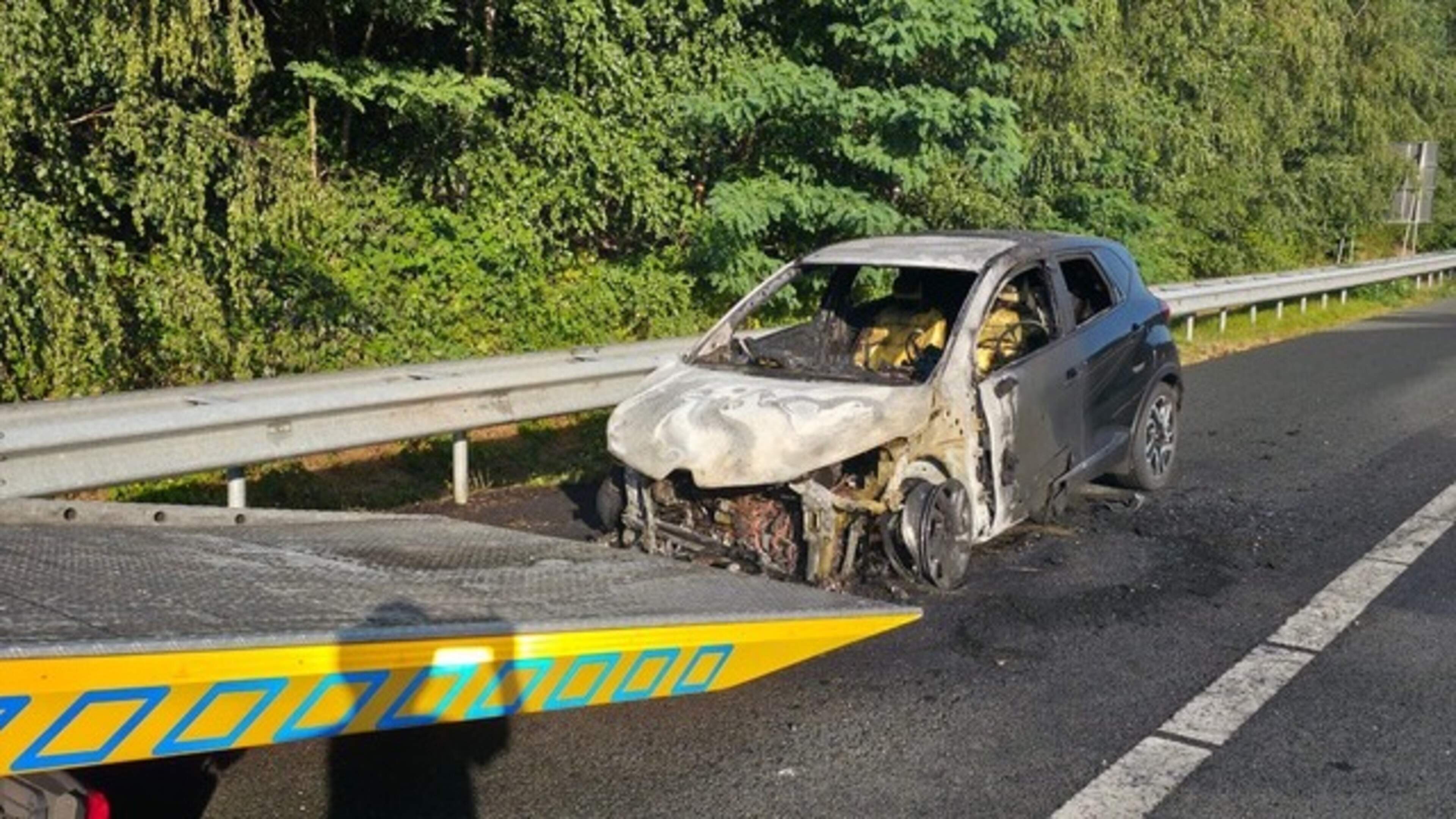 Auto brand uit op A74 bij Tegelen, rechterrijstrook afgesloten