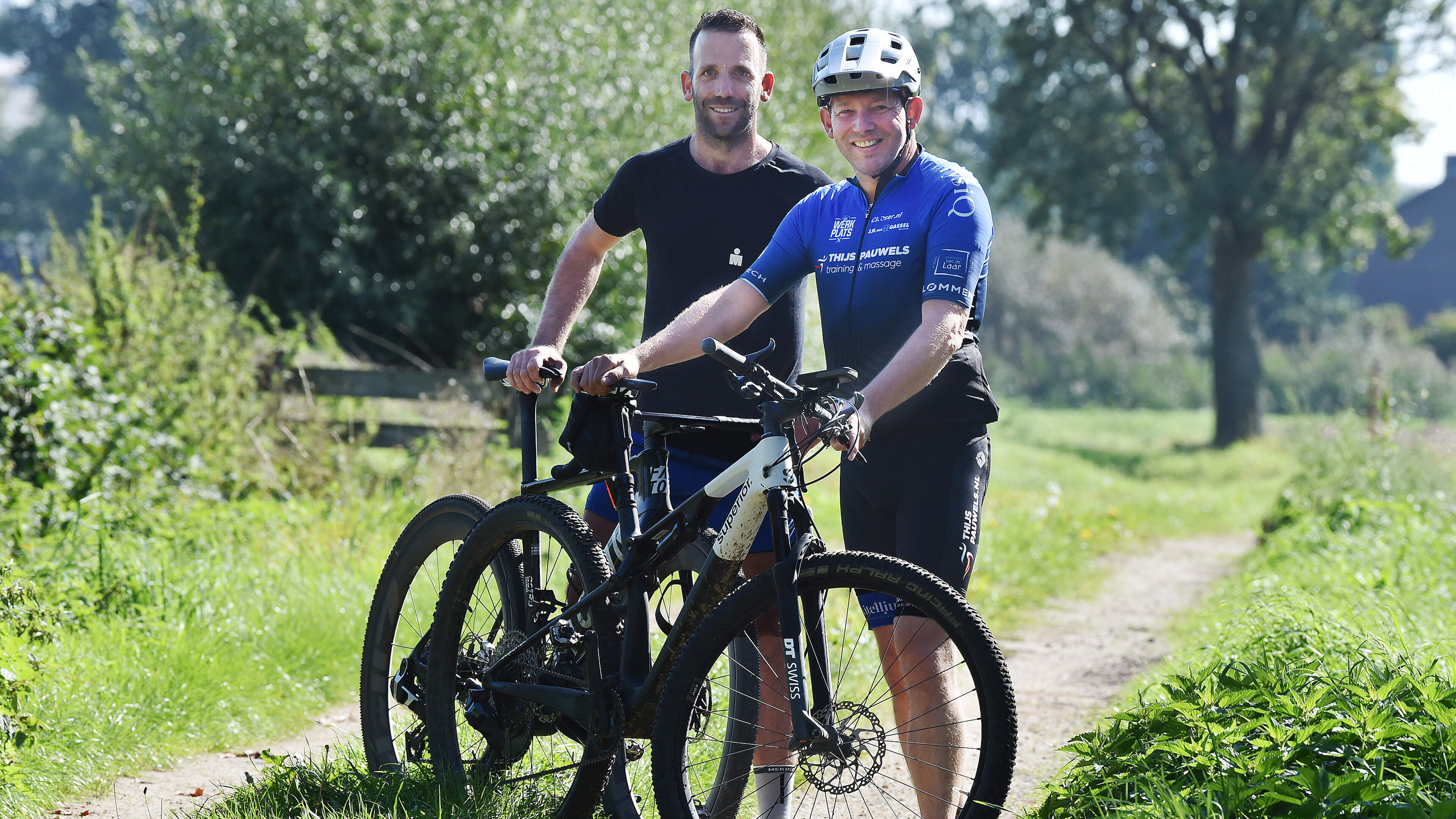 Johan uit Sevenum fietst Red Dirt Bakery Tour in Afrika: 350 kilometer rood zand happen om kansarme 