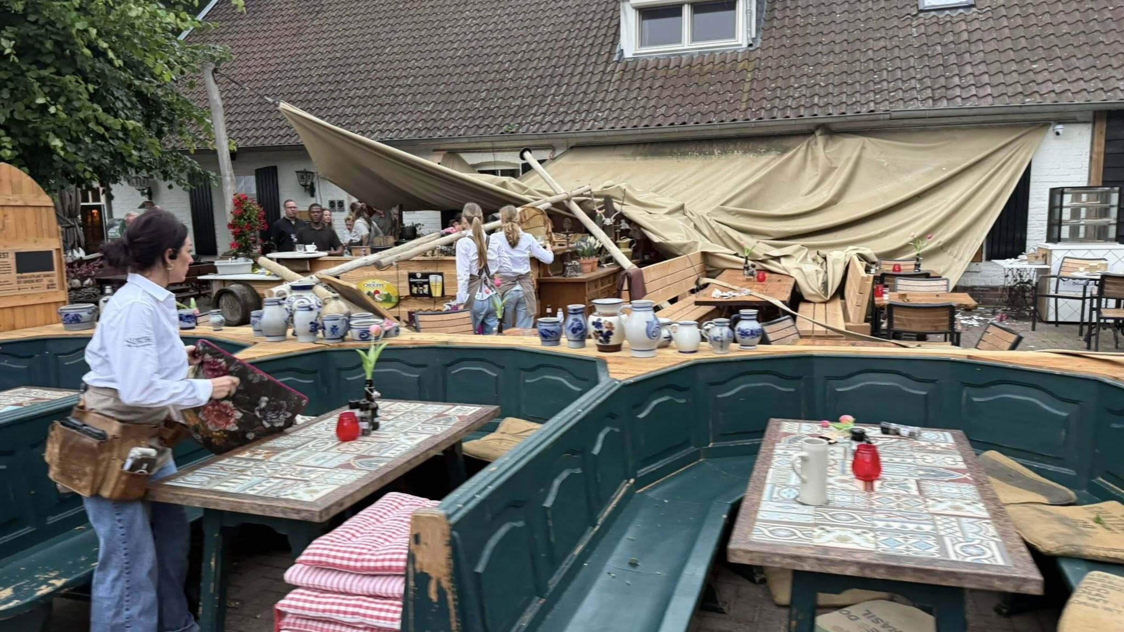 Storm verwoest terras van Boscafé de Busjop: windhozen zorgen voor flinke schade in Limburg