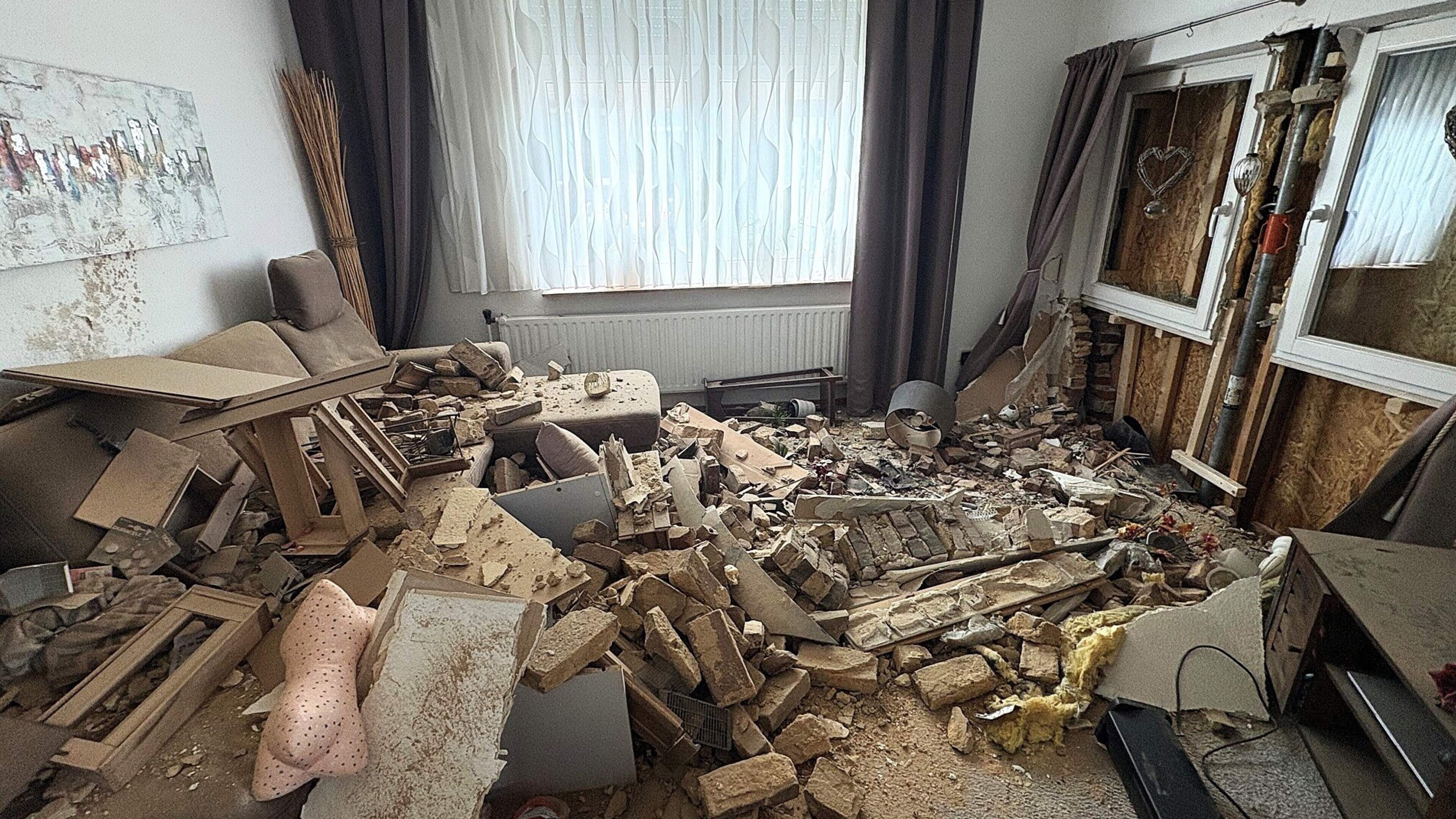 Kalle uit Kerkrade lag in bed toen een auto zich in zijn huis boorde: ‘Waanzin, als we nog tv hadden