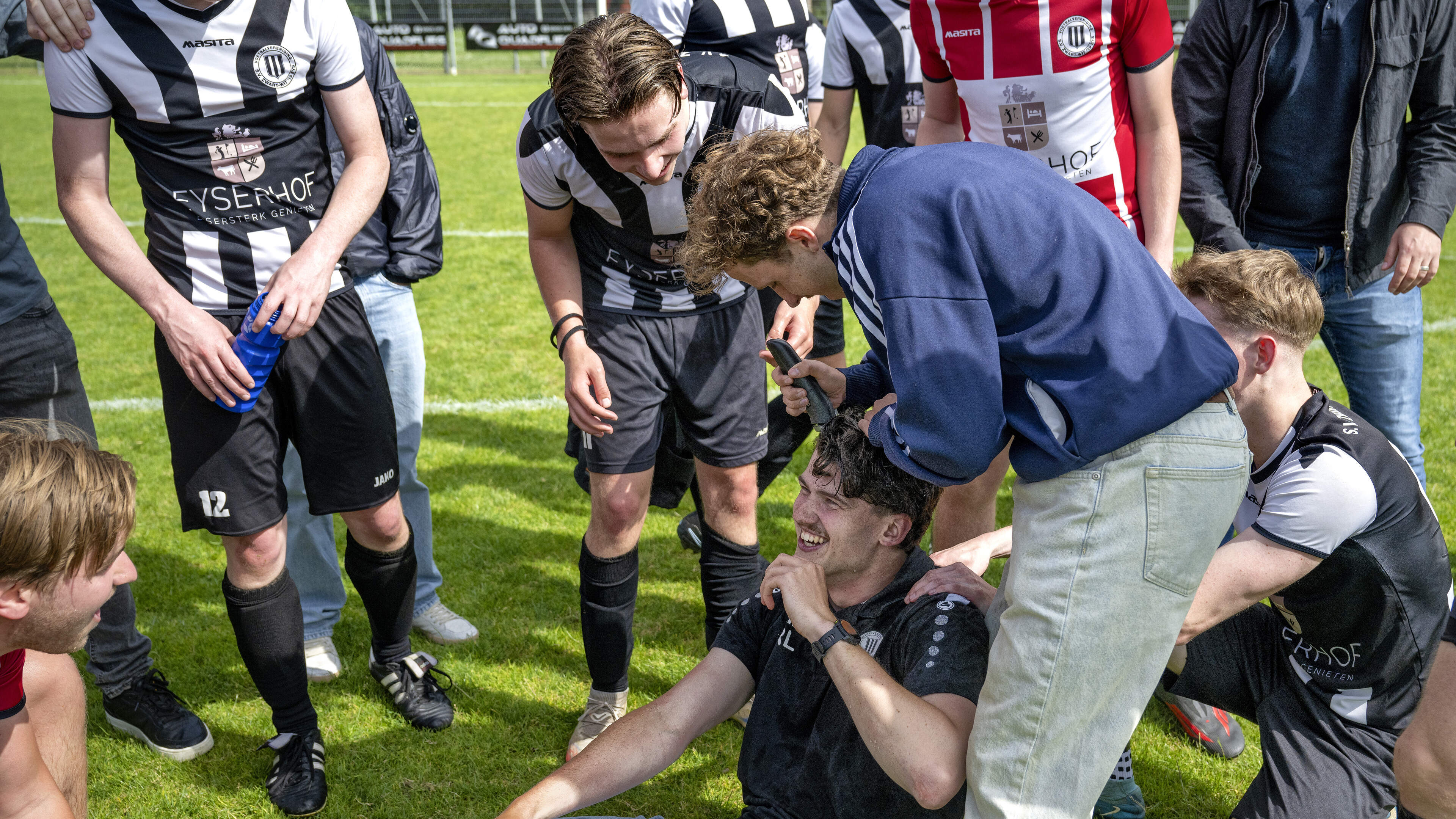 VIDEO SV Brunssum krijgt drie keer rood en ziet Zwart Wit’19 promoveren: ‘Wij hebben gewoon niet thu