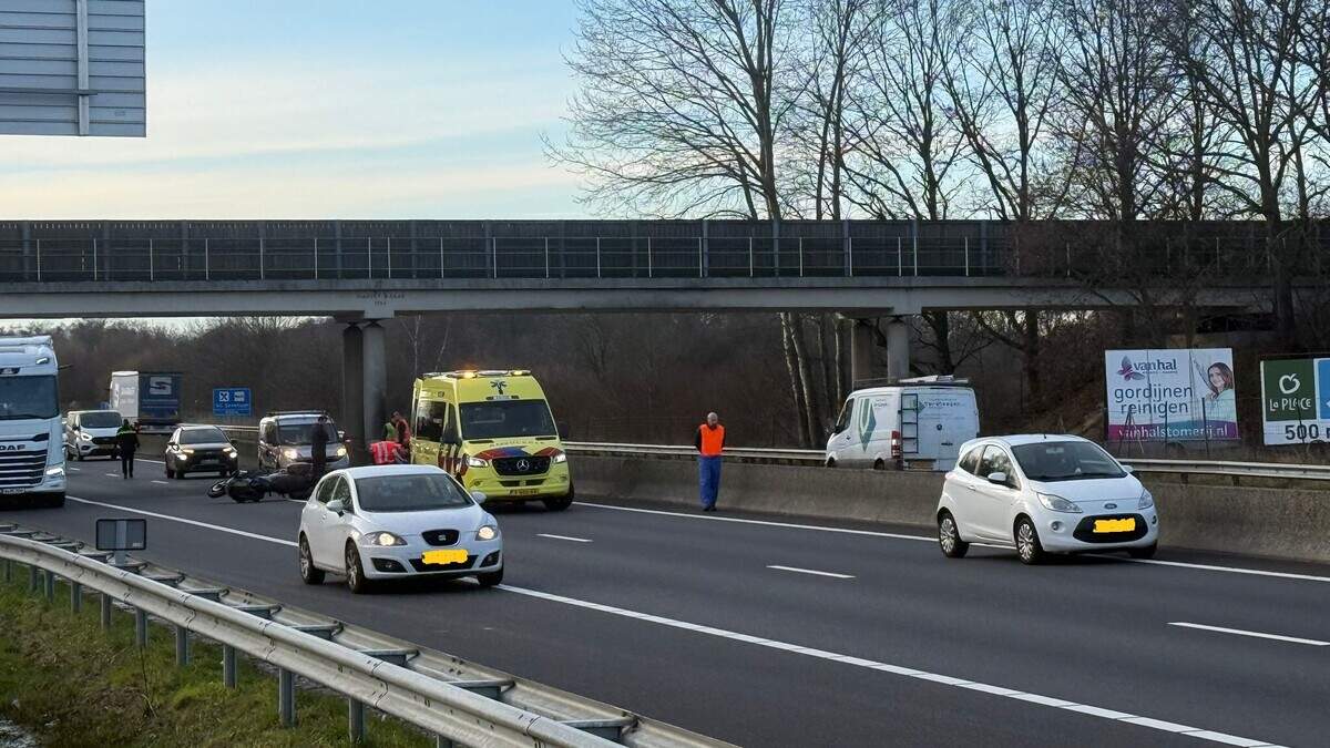 Snelweg tijdelijk dicht door ongeval met motorrijder op A67 bij ...