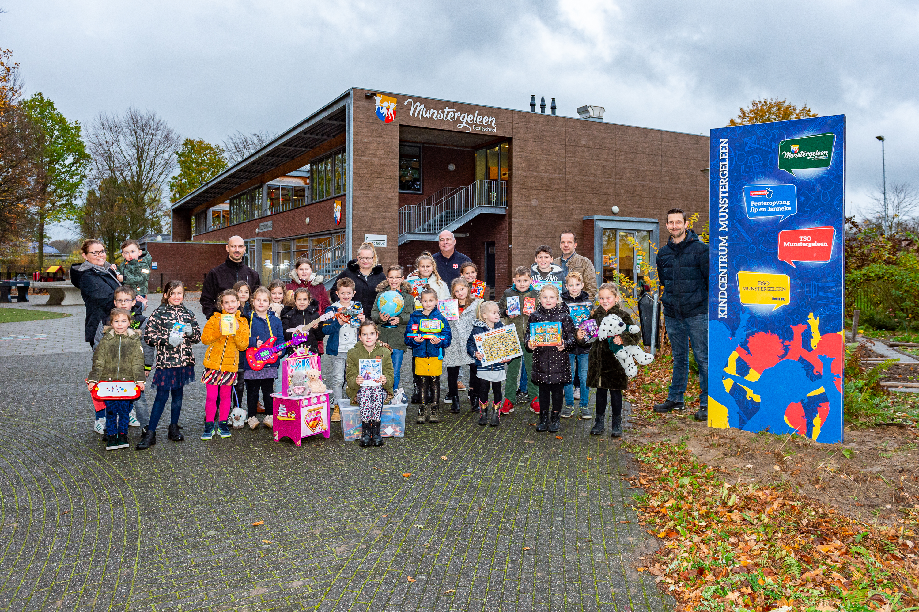 Kinderen Basisschool Munstergeleen geven speelgoed aan Leger des Heils