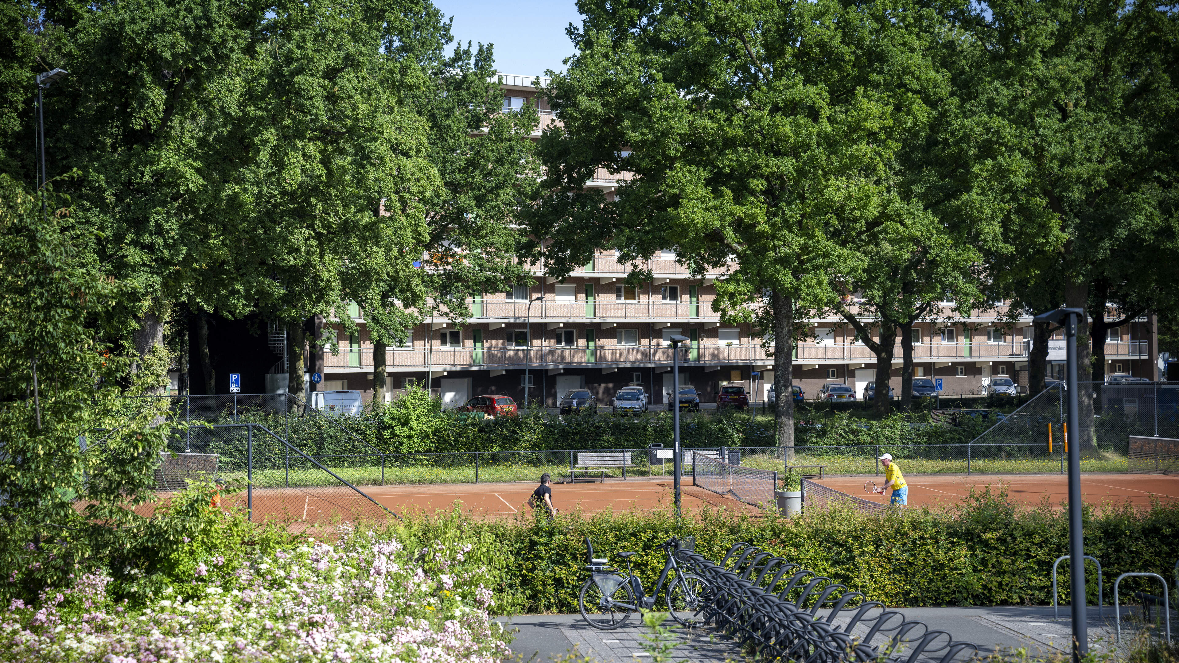 Flatbewoners in Beek doen beklag over geluidsoverlast door naastgelegen sportclubs: ‘Geen nachtrust 