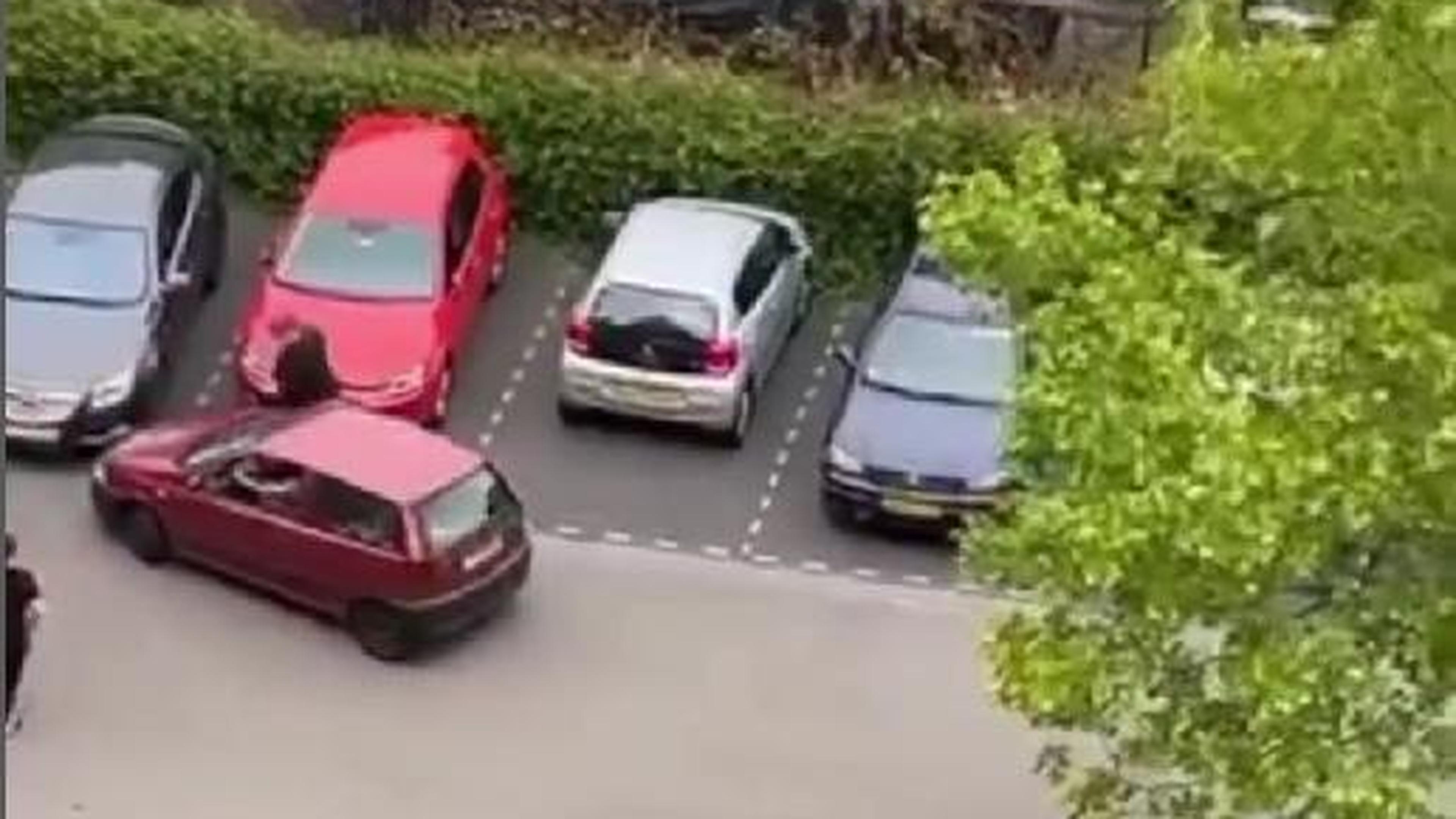 Beelden van incident Kerkrade waarbij autobestuurder inrijdt op vrouw gaan sociale media over: polit