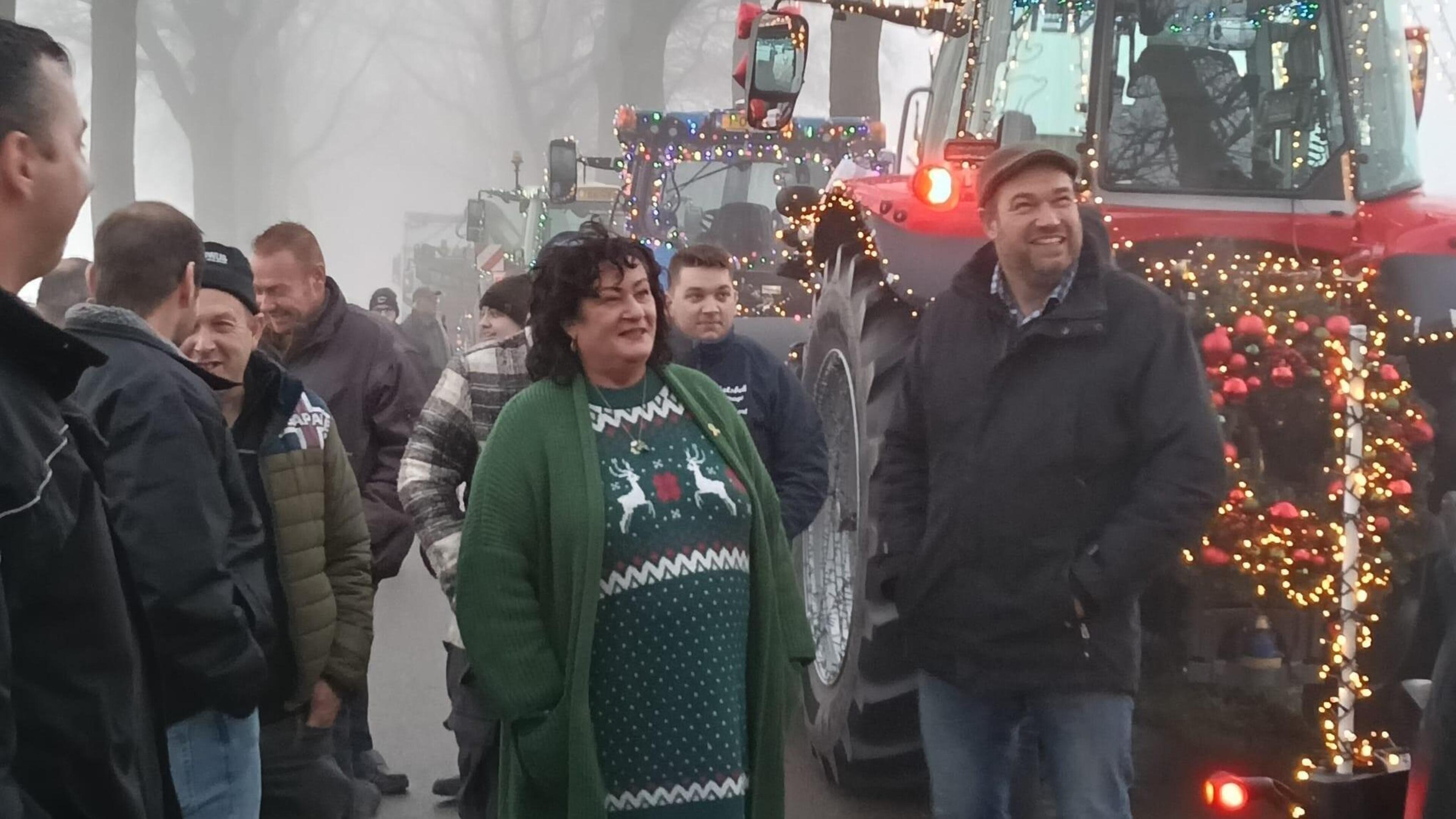 Caroline van der Plas brengt verrassingsbezoek aan kerstlichtparade in Midden-Limburg: ‘Top, wat jul