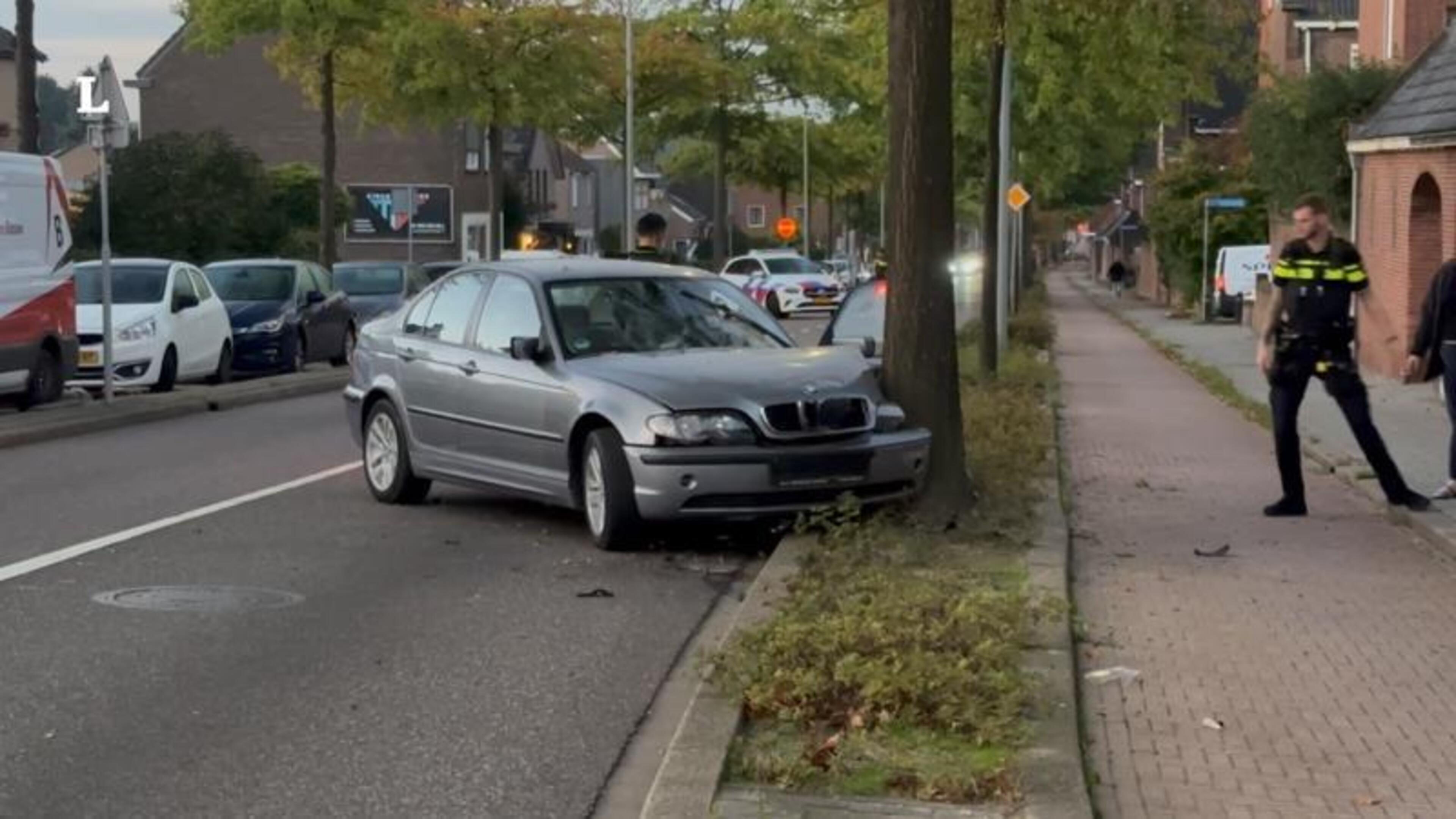 Auto botst tegen boom in Heerlen