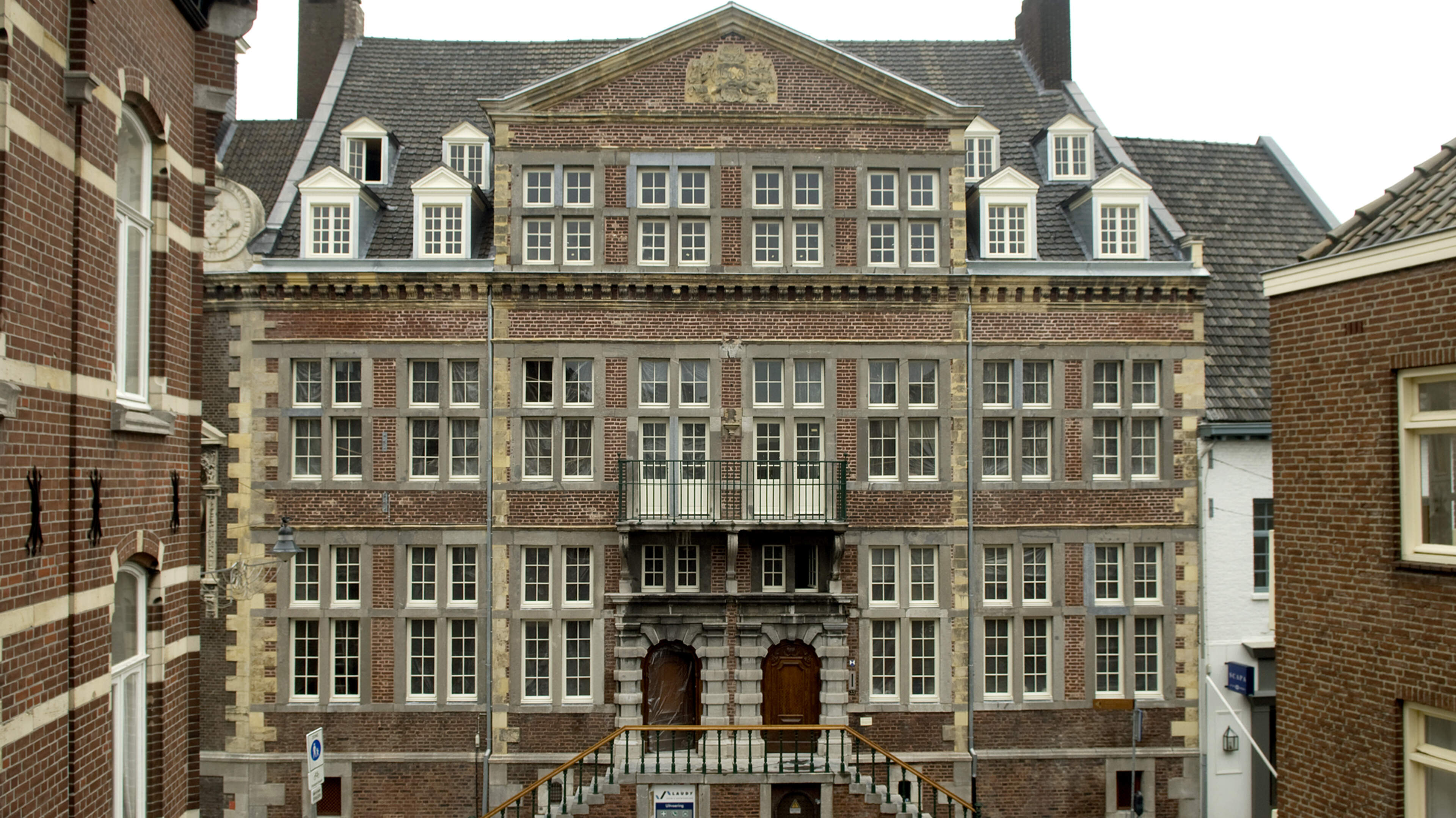 Kantoren van bisdom Roermond tijdelijk naar historische Huis met de Steenen Trappen, andere locatie 