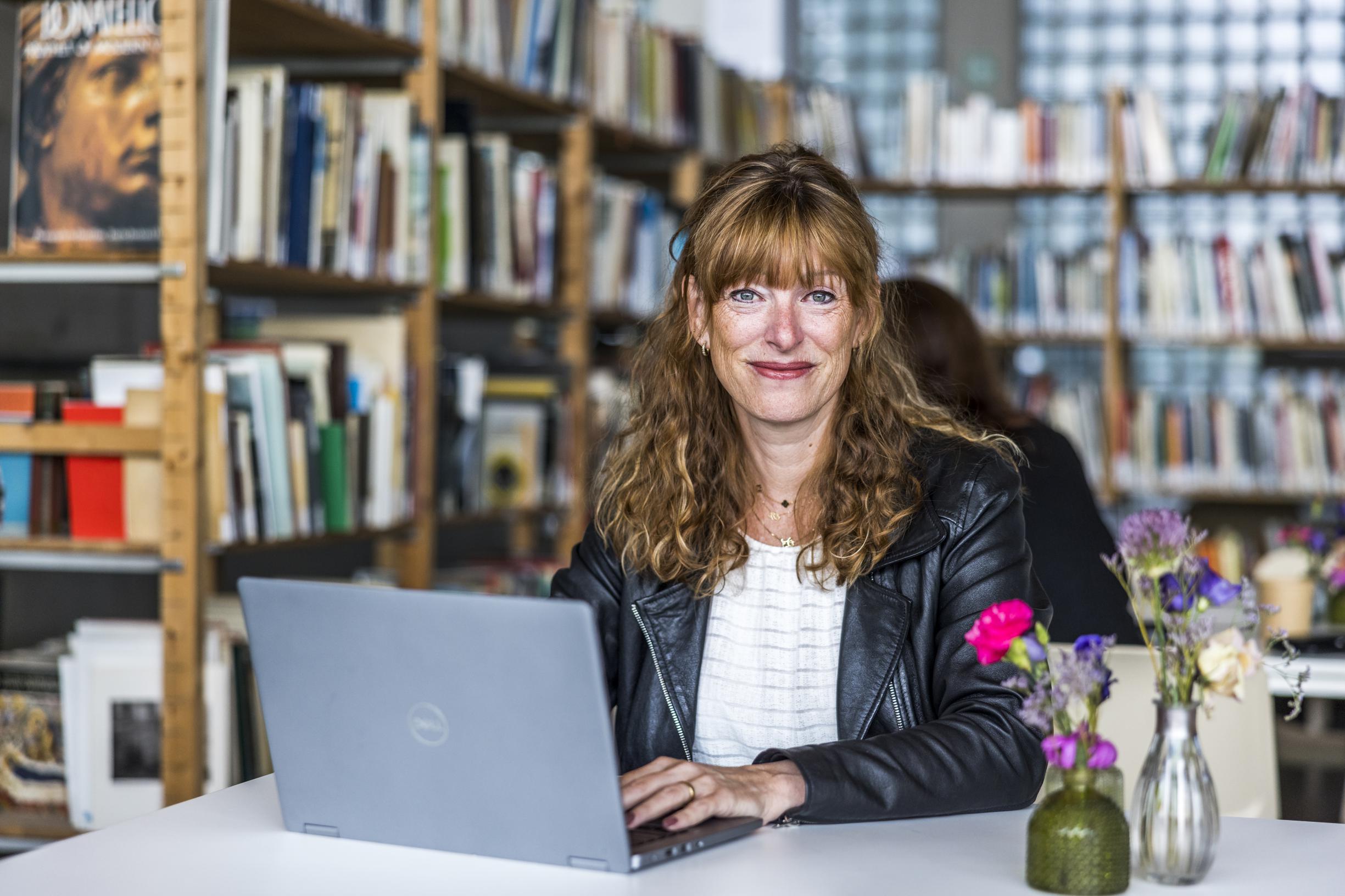 Euregionale thrillerauteurs vertellen over hun werk in literair café in Schipperskerk