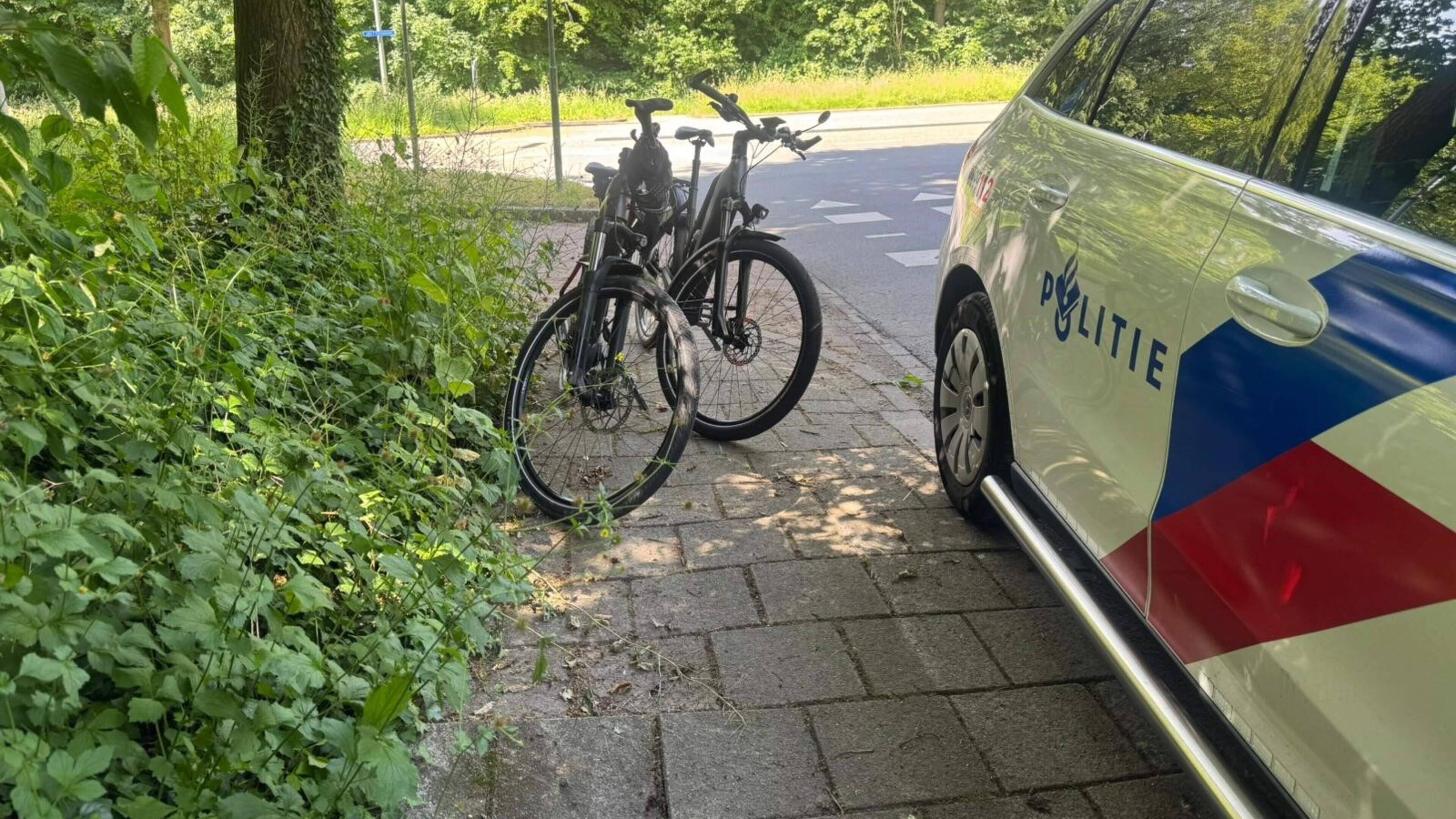 Auto en fietser botsen in Heerlen