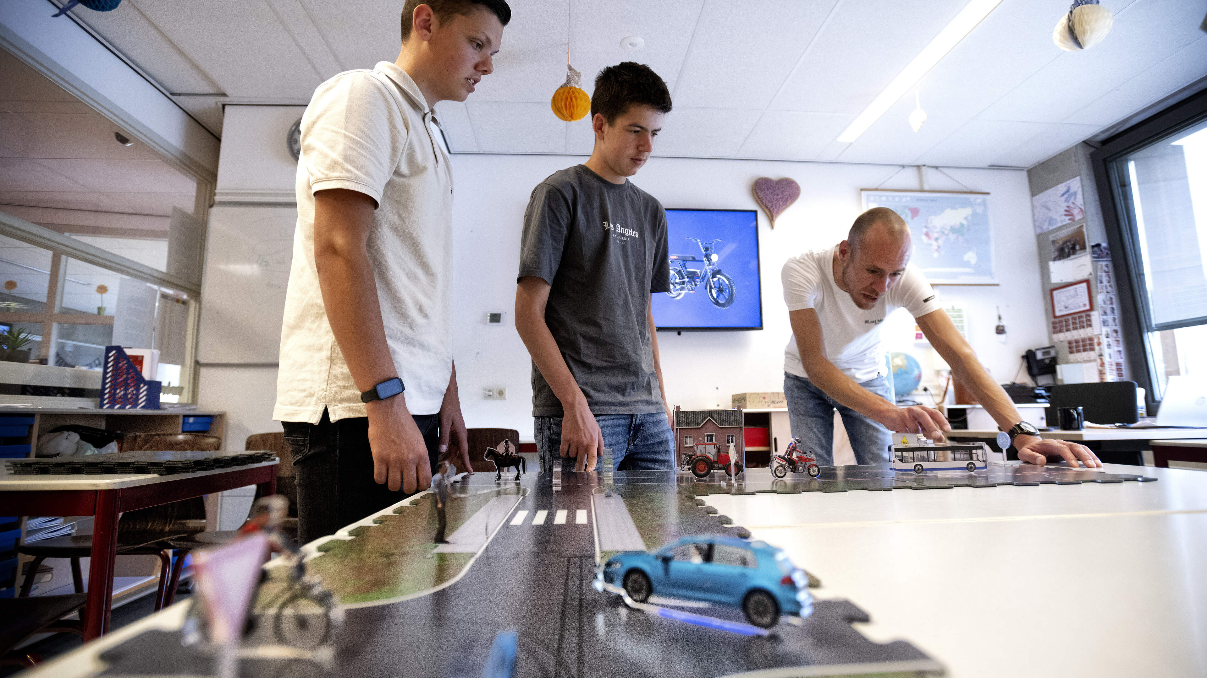 Een app met filmpjes en een maquette in plaats van een dik theorieboek: op de Praktijkschool in Heer