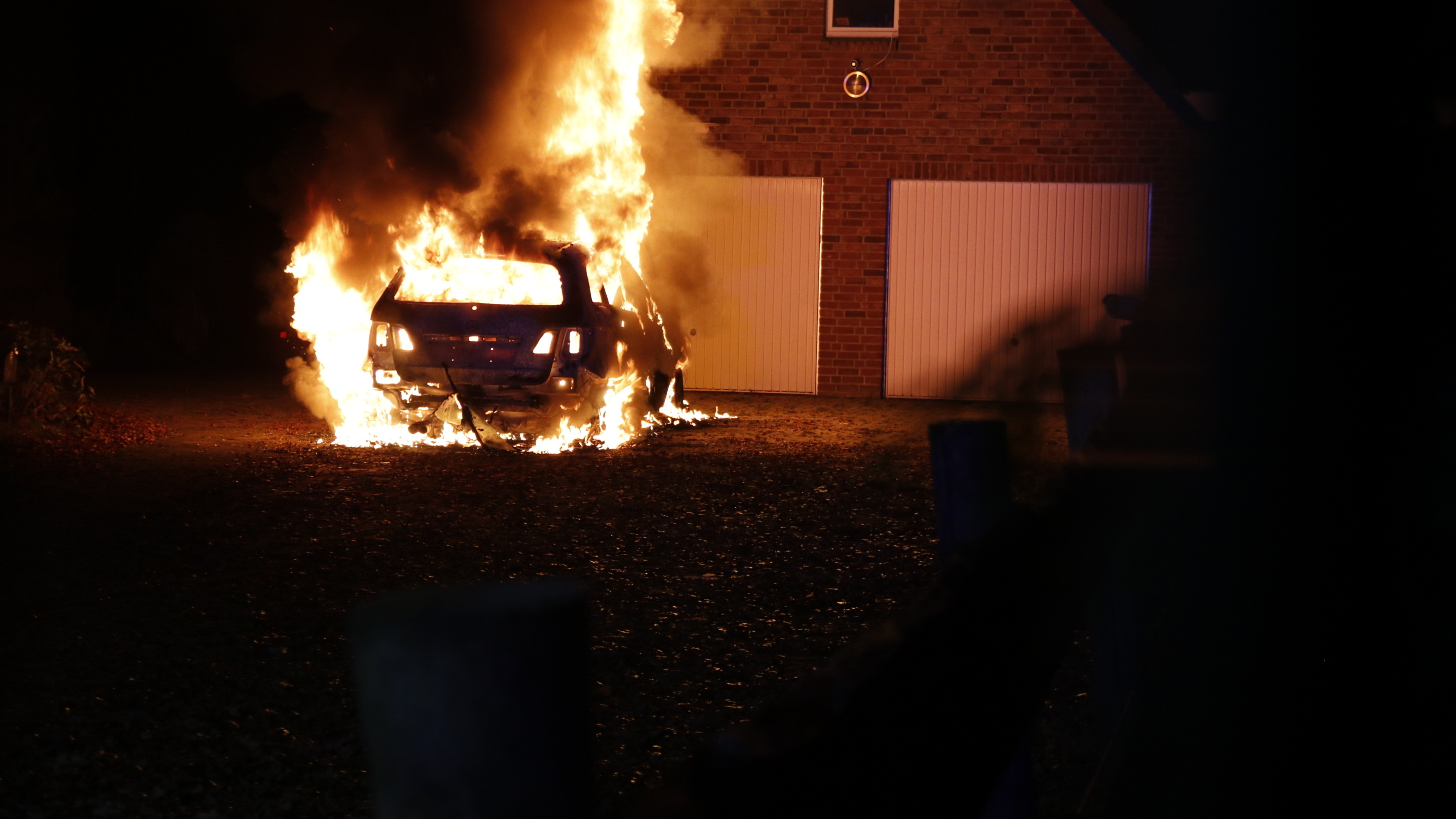 Video: Hoge vlammen: auto volledig uitgebrand in Siebengewald