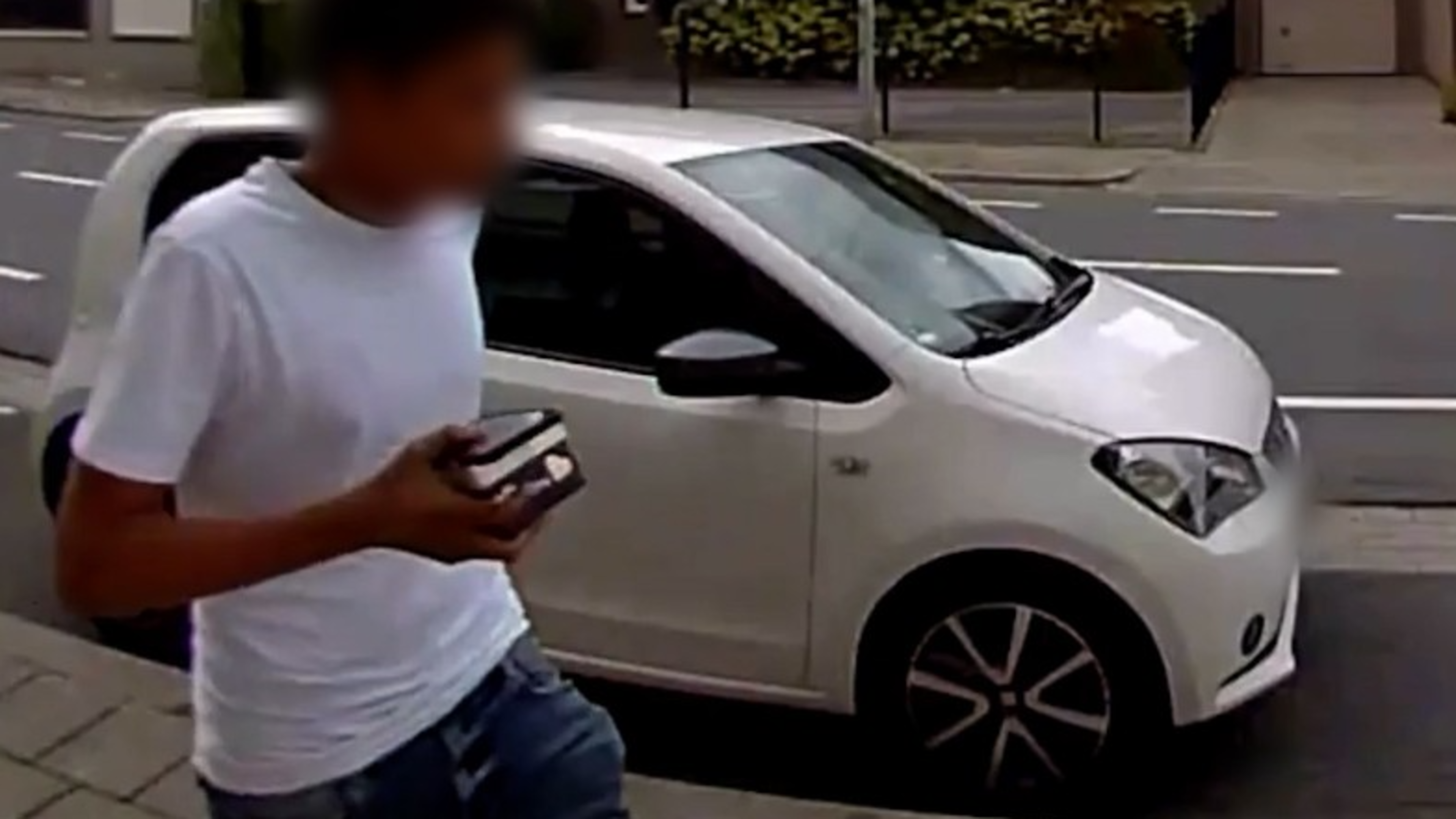 Politie geeft geblurde foto vrij van nepagent die bejaarde vrouw (86) in Landgraaf op gewelddadige w