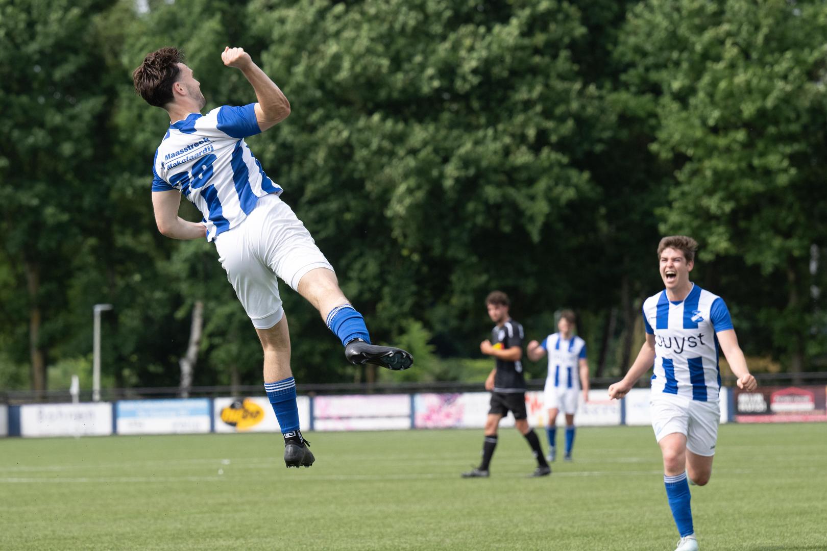 EVV-speler Jip Vergoossen viert zijn doelpunt tegen RKHVV.