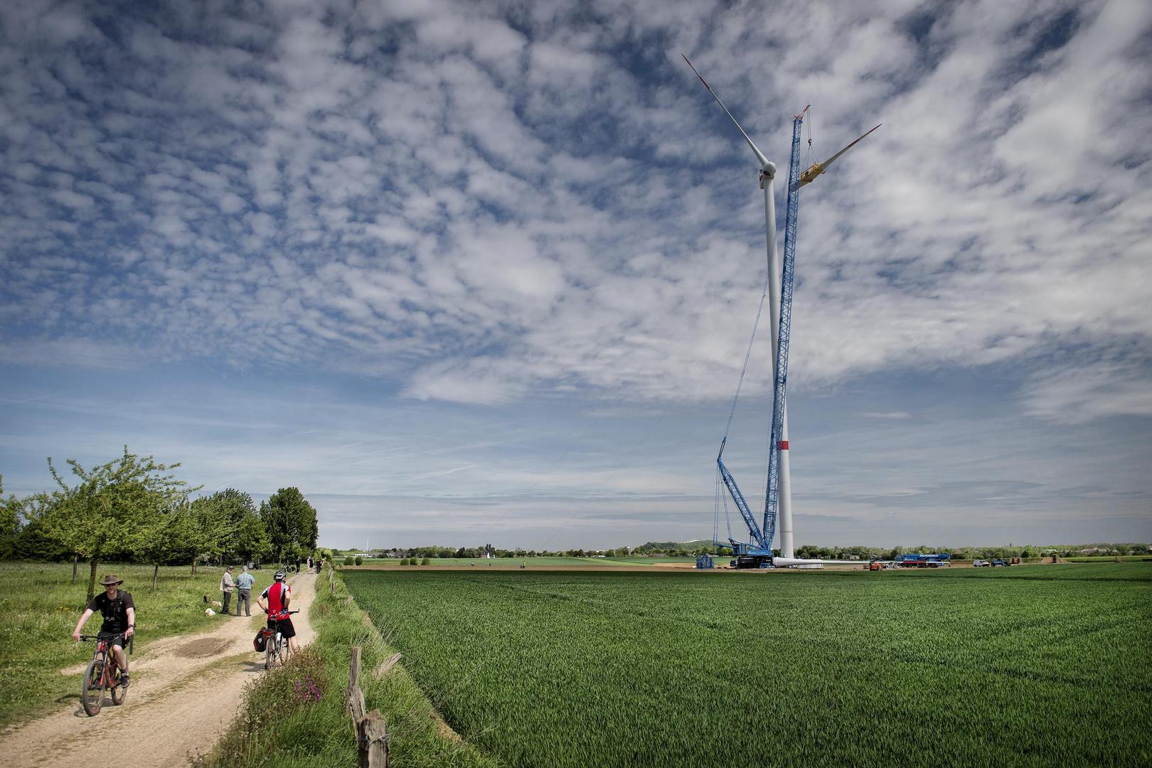 Een windmolen in aanbouw.
