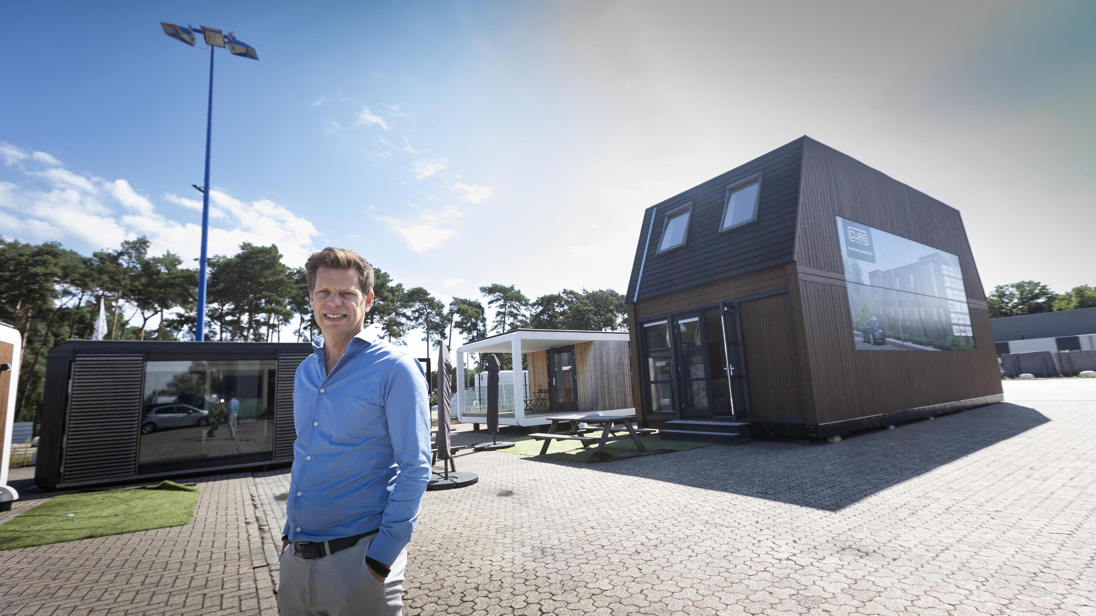 Patrick (46) uit Reuver kocht uitvinding via Marktplaats en bouwt nu complete houten huizen binnen 3