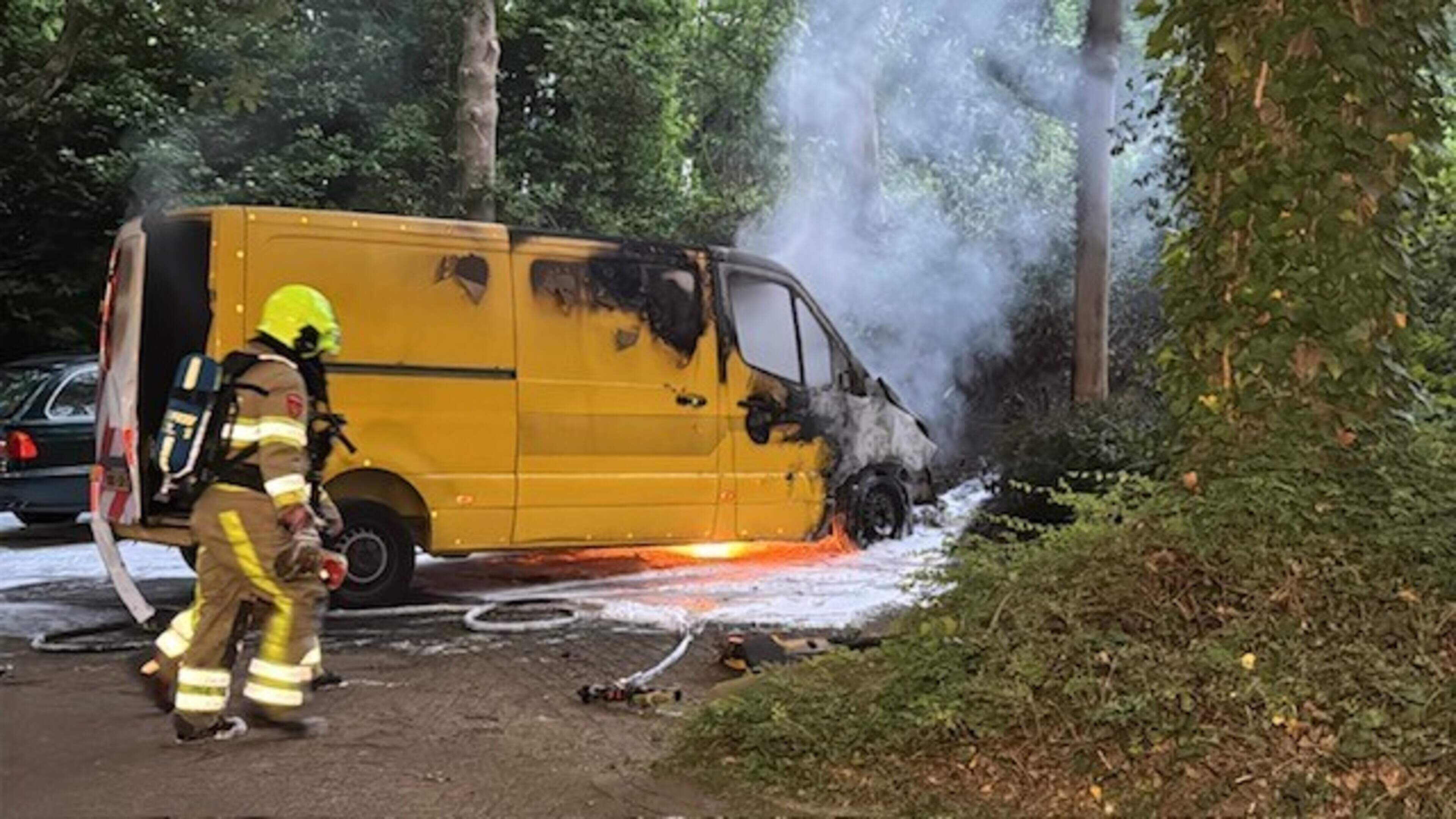 Bestelbus brandt uit in Maastricht