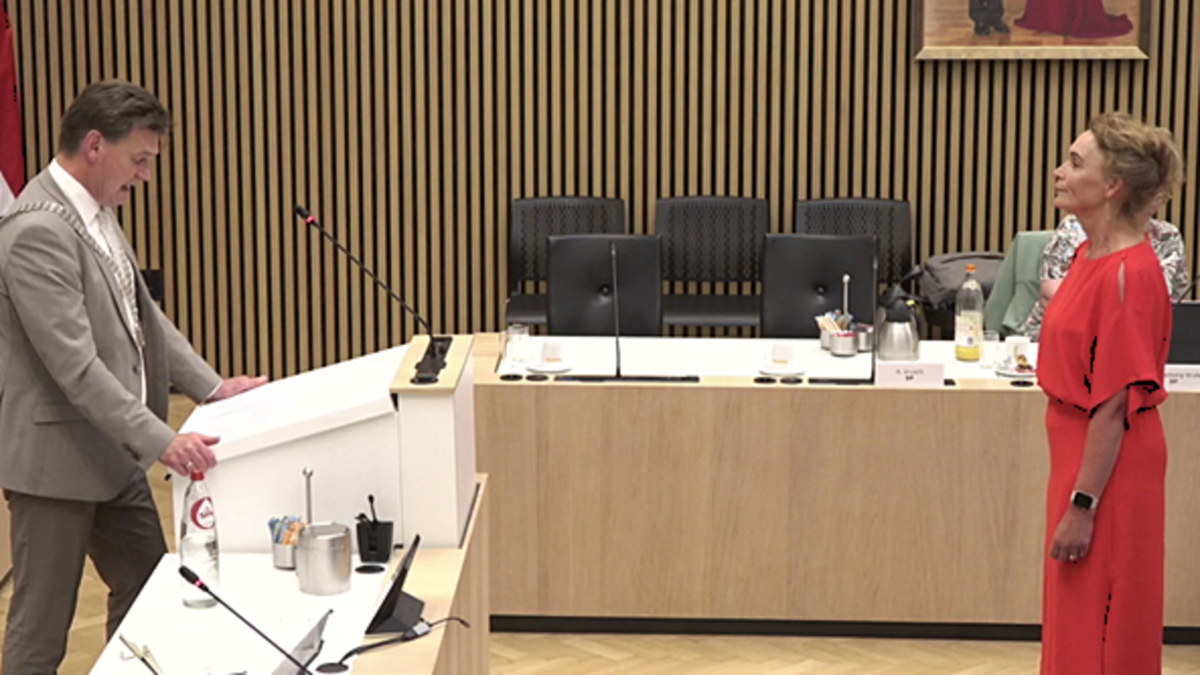 Oppositie maakt van installatie wethouders Heerlen een vrouwelijk protest