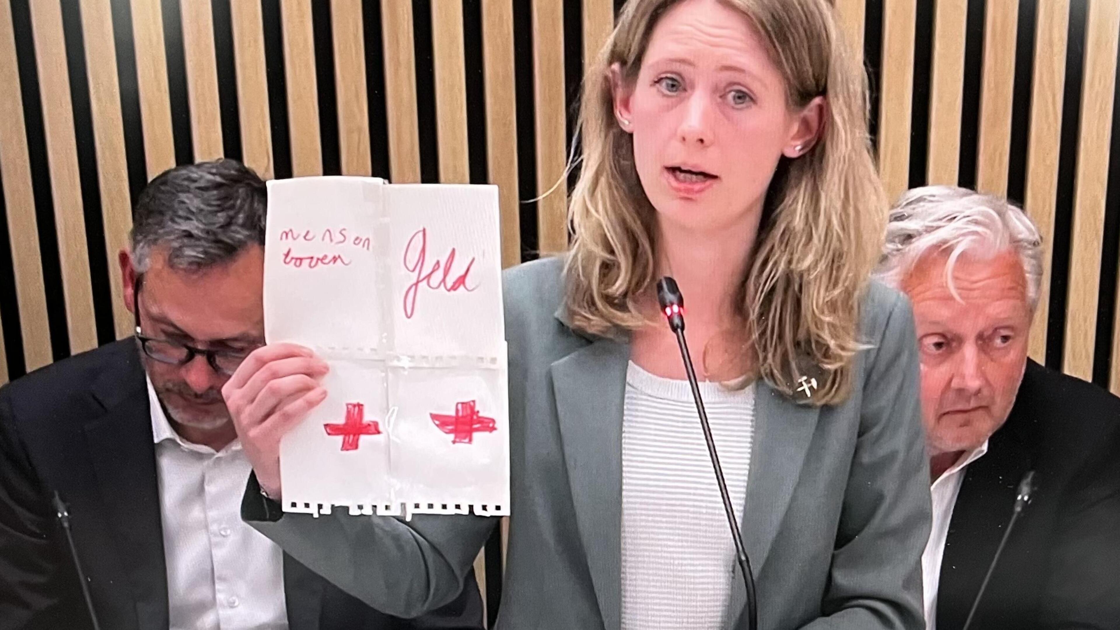 Vrouwen kunnen niet stoelendansen: alleen maar mannen als wethouder in Heerlen en Roermond