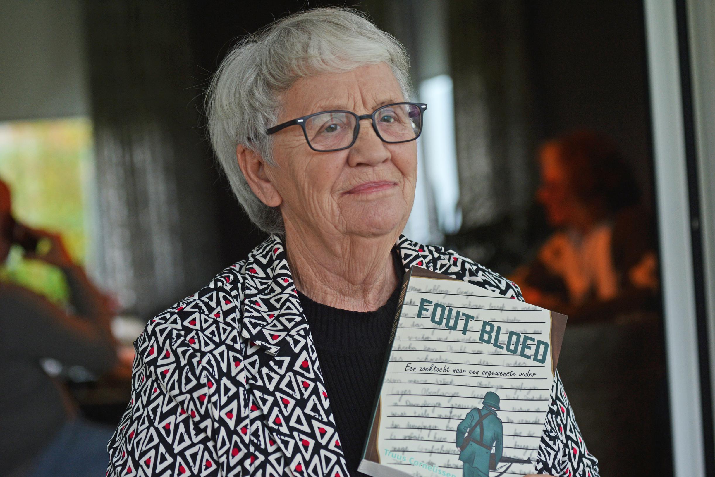 Truus (80) uit Grubbenvorst maakt romandebuut met ‘Fout bloed’: over haat tegen Duitsers en diepe na