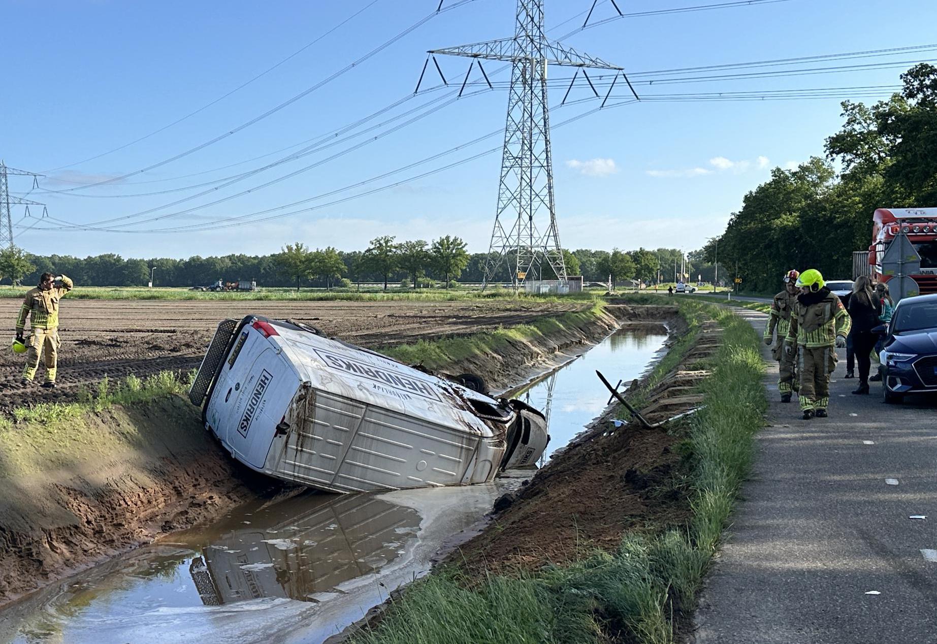 Bestelbusje in beek na botsing met auto in Neer