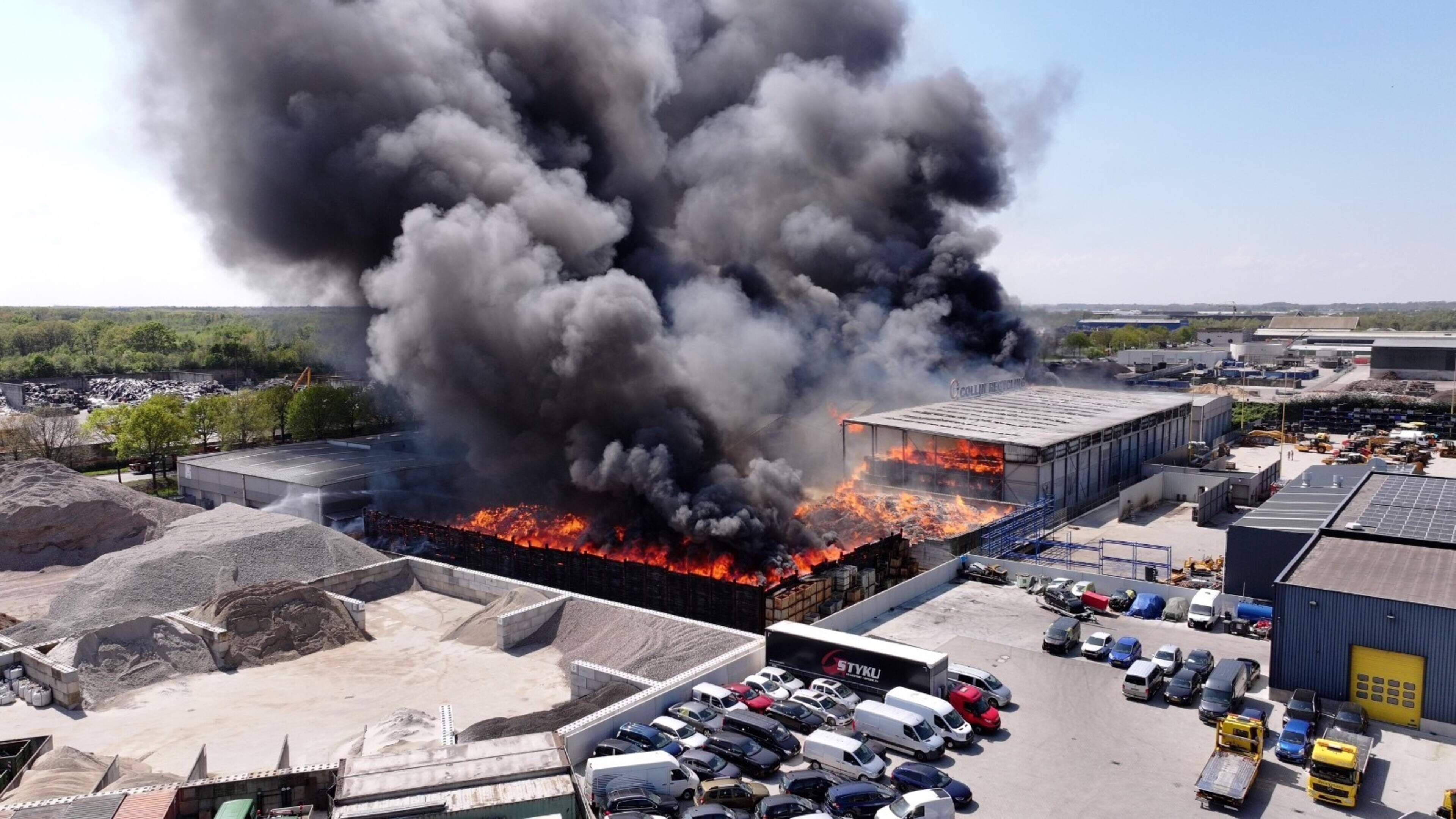 Grote zwarte rookwolken bij brand recyclingbedrijf in Blerick, roetdeeltjes en vezels komen neer in 