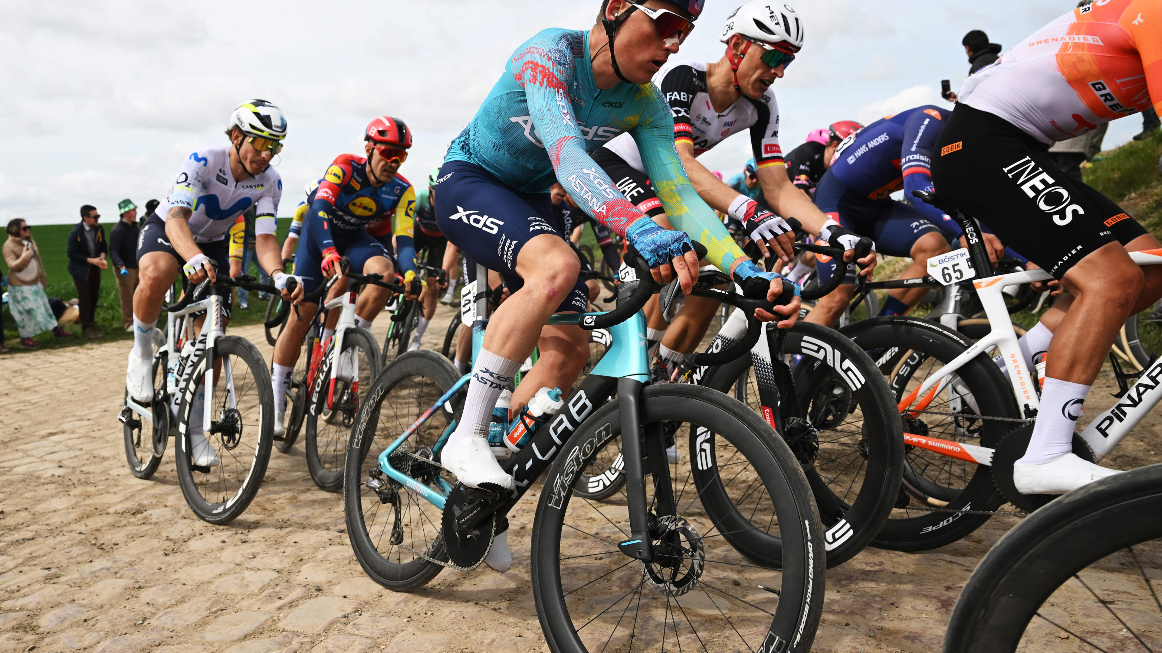 Mike Teunissen opnieuw sterk in Parijs-Roubaix: Limburger finisht als tiende