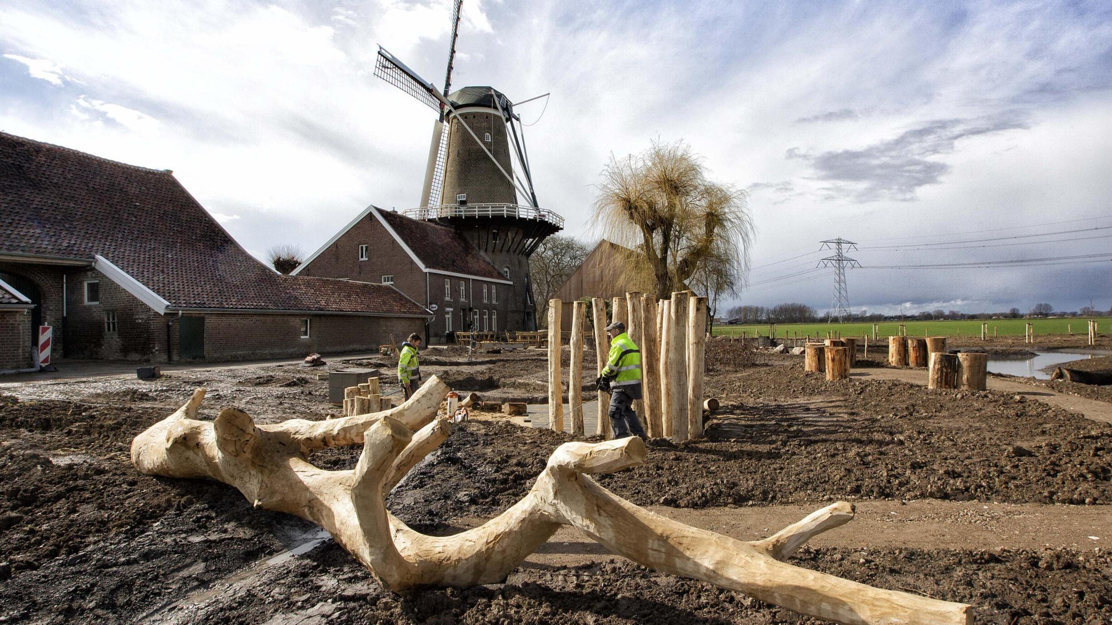 Na de Hompesche Molen bij Stevensweert worden nu ook de bijgebouwen opgeknapt
