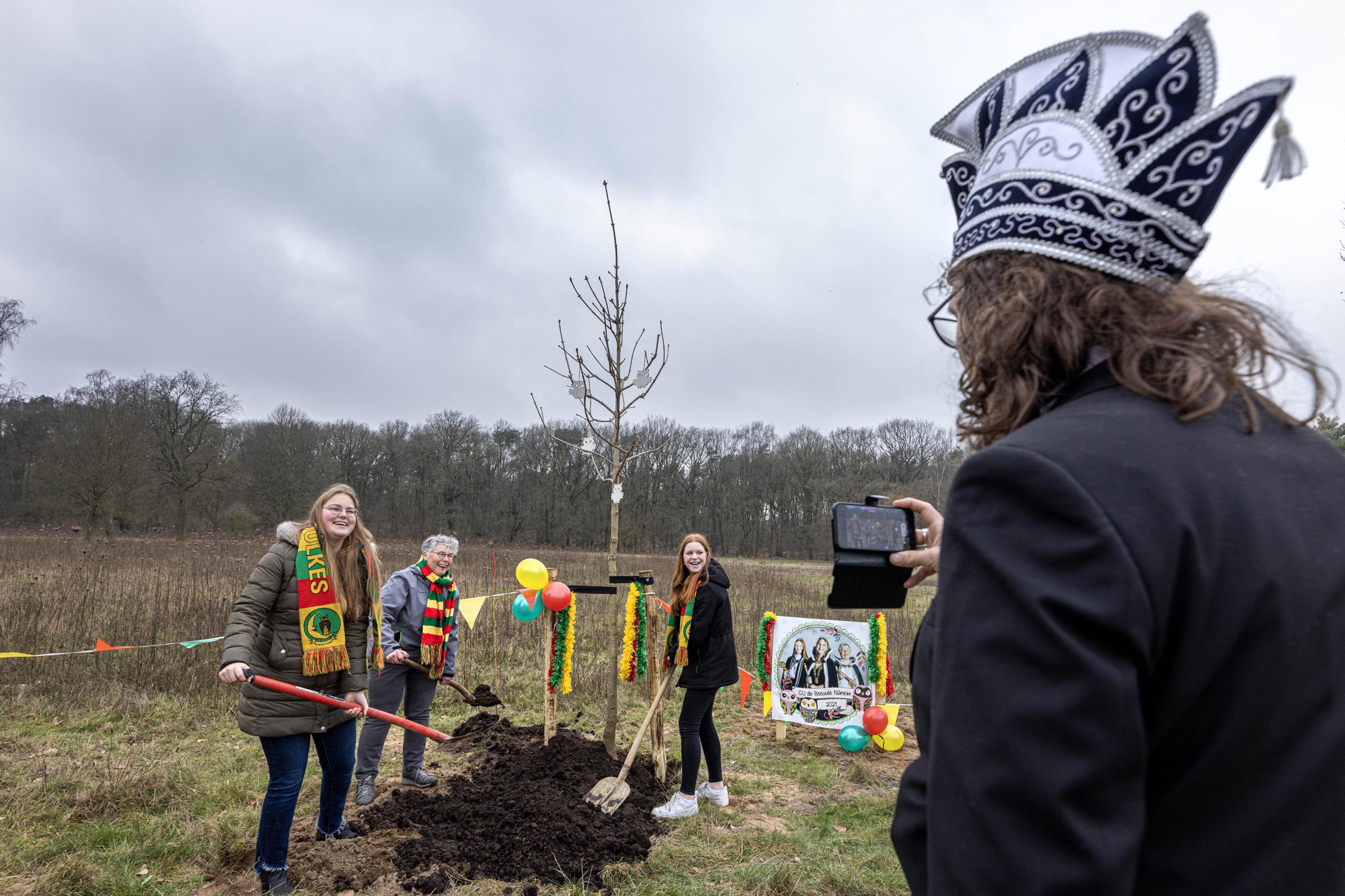 Geen doelpalen en kalklijnen meer op de voetbalvelden in Nunhem, maar een door het dorp gedragen oas