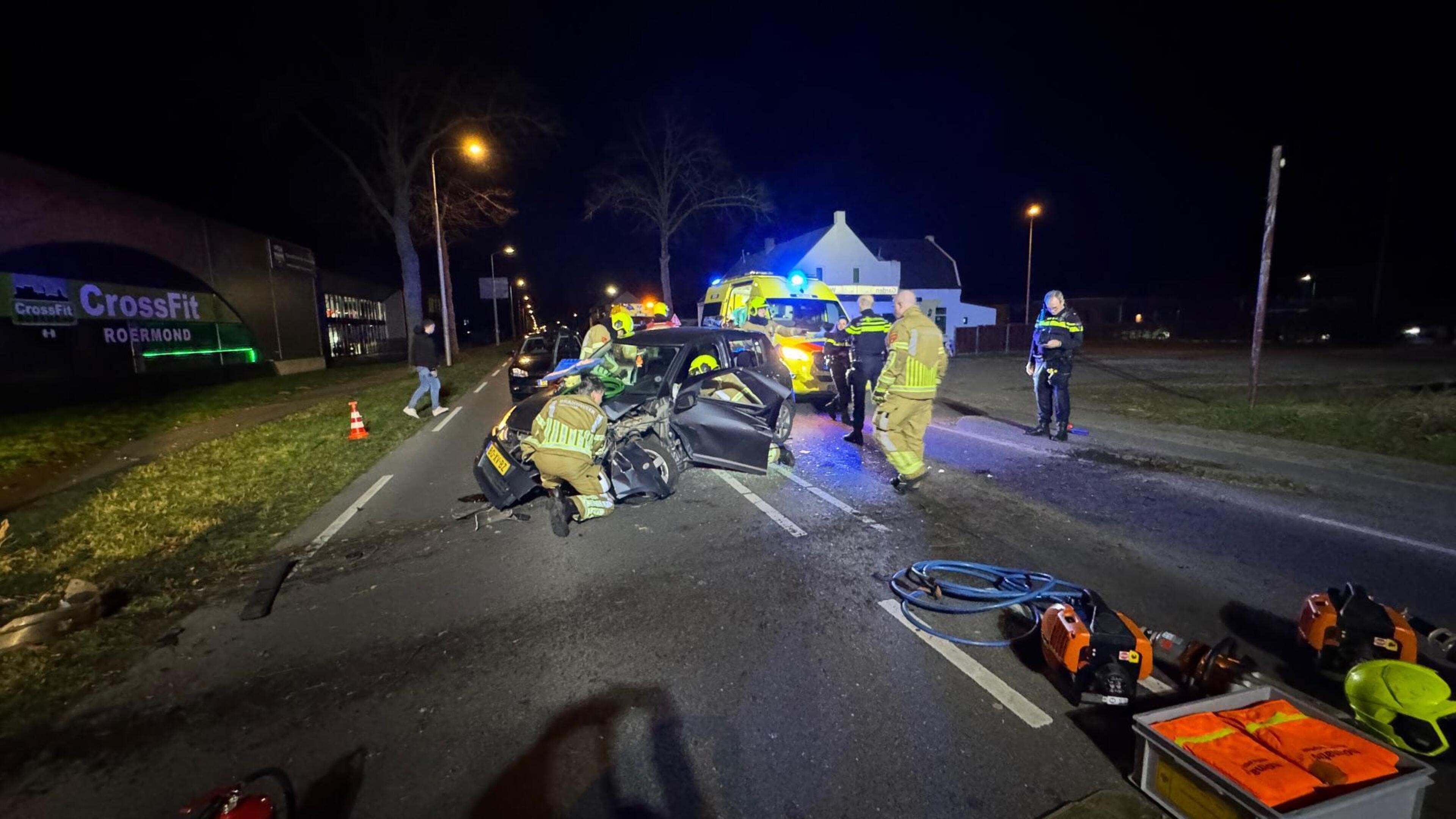 Auto botst tegen boom langs Rijksweg Herten: twee gewonden
