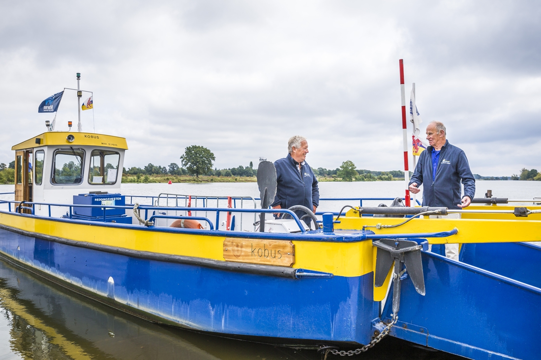 Tot hun spijt moeten de bijna 80-jarige Hans en Piet stoppen als schipper op het voetveer tussen Bli