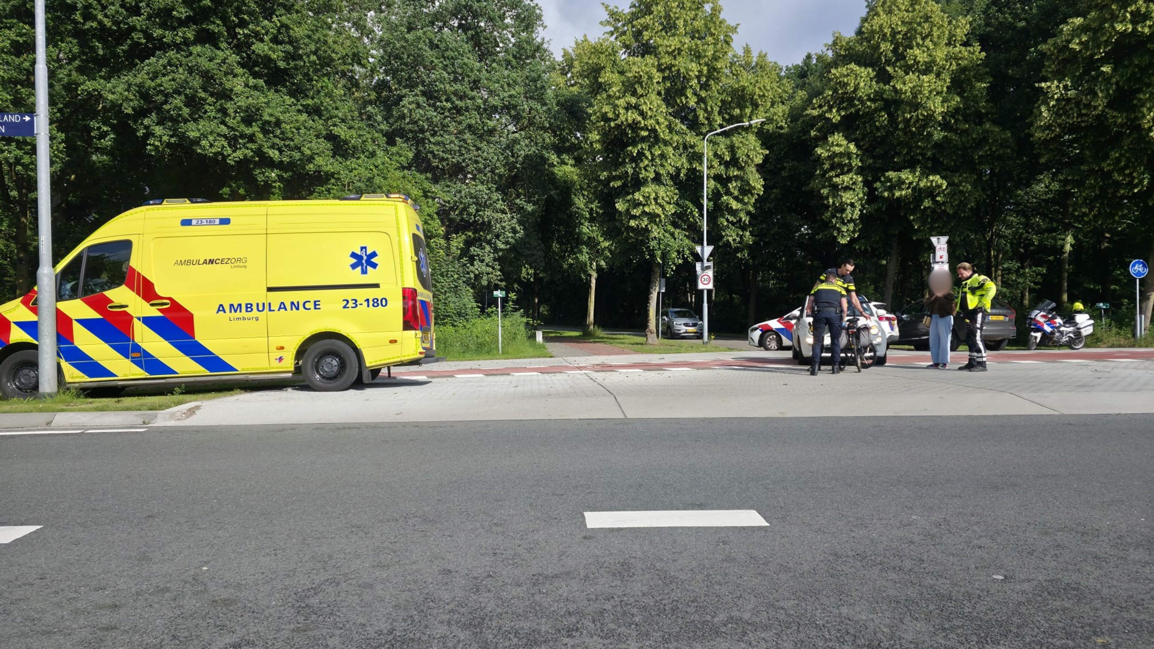 Fietser gewond na aanrijding met auto in Venlo.