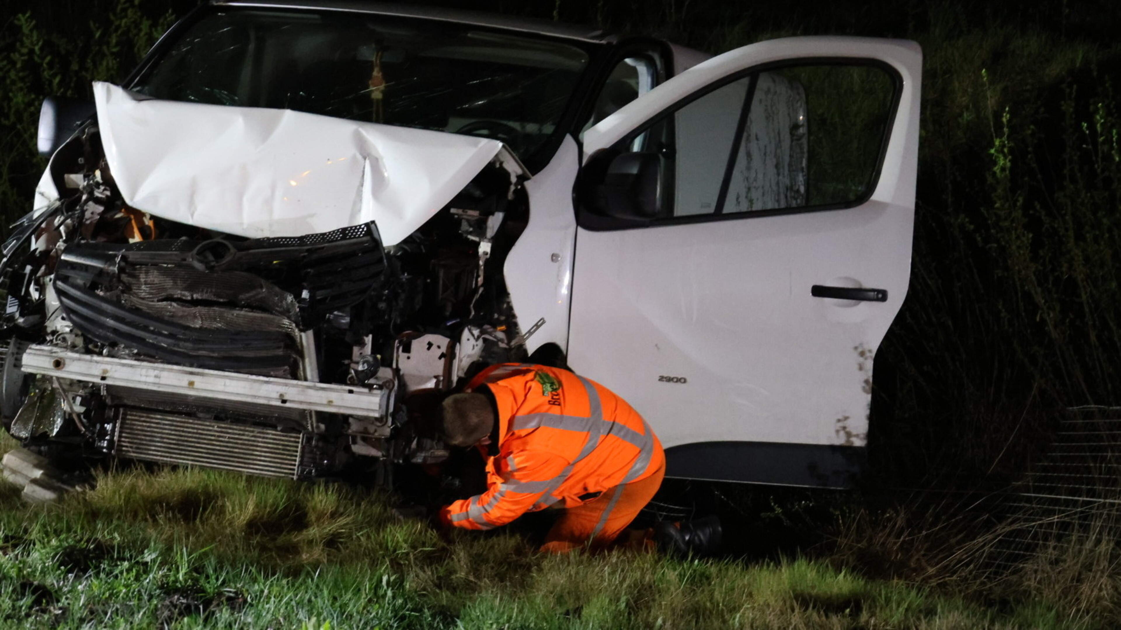 Bestelbus zwaar beschadigd na botsing op A73 bij Grubbenvorst