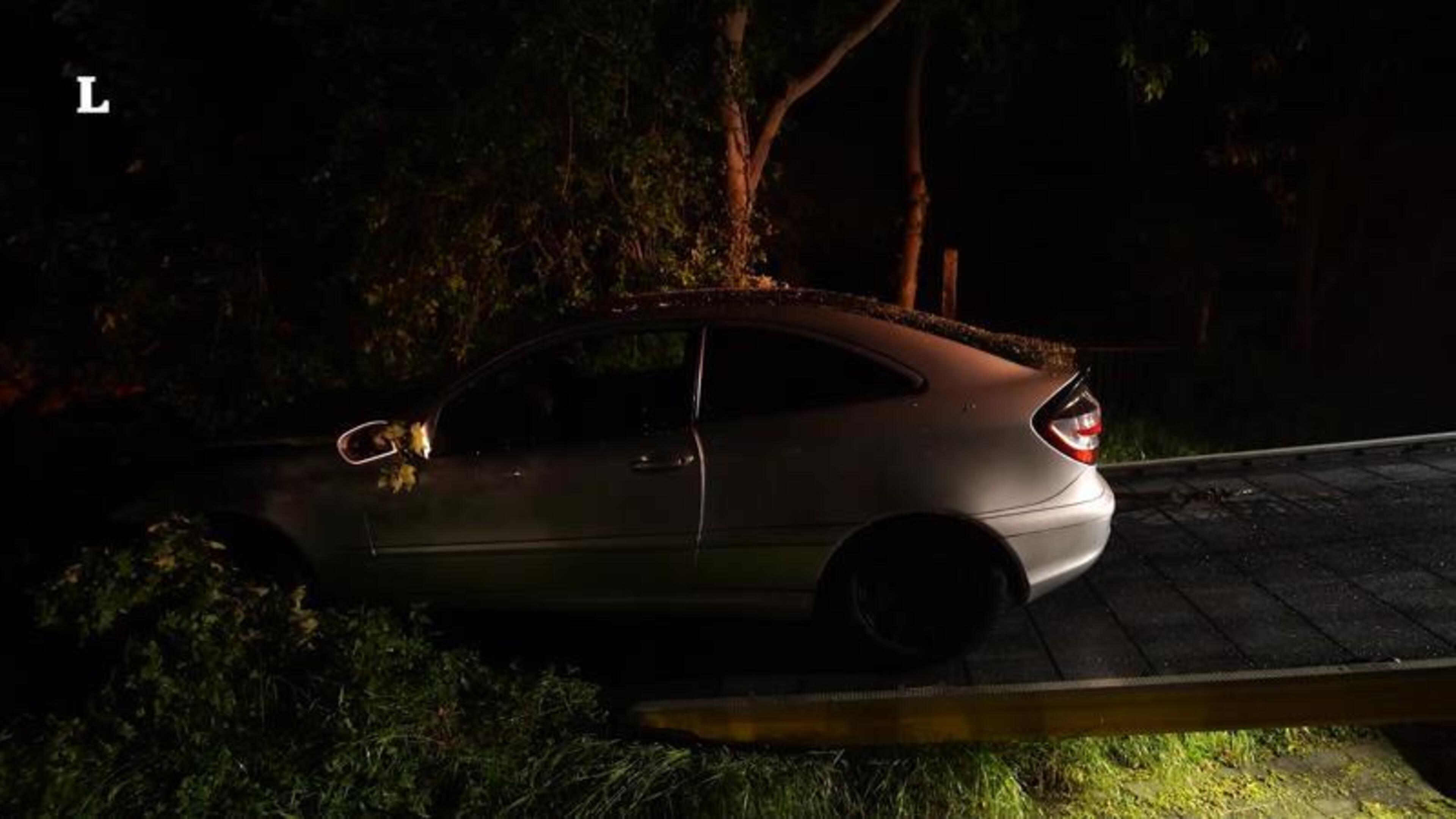 Auto belandt in bosjes in Eijsden, bergingsdienst moet hem eruit trekken