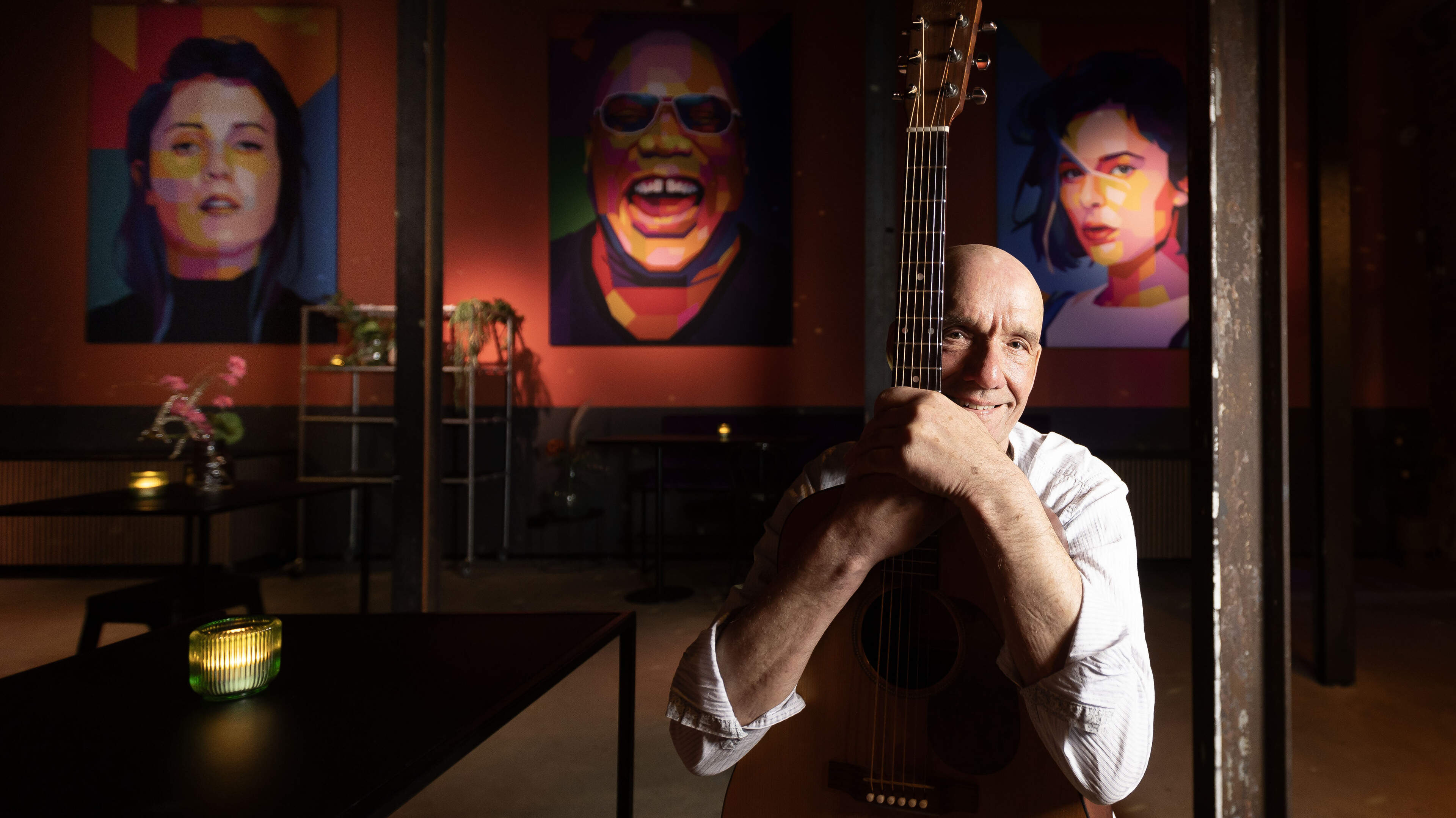 Roermondse singer-songwriter Julien van de Loo wil met soloalbum Sunlashes ‘muzikaal tegenwicht bied