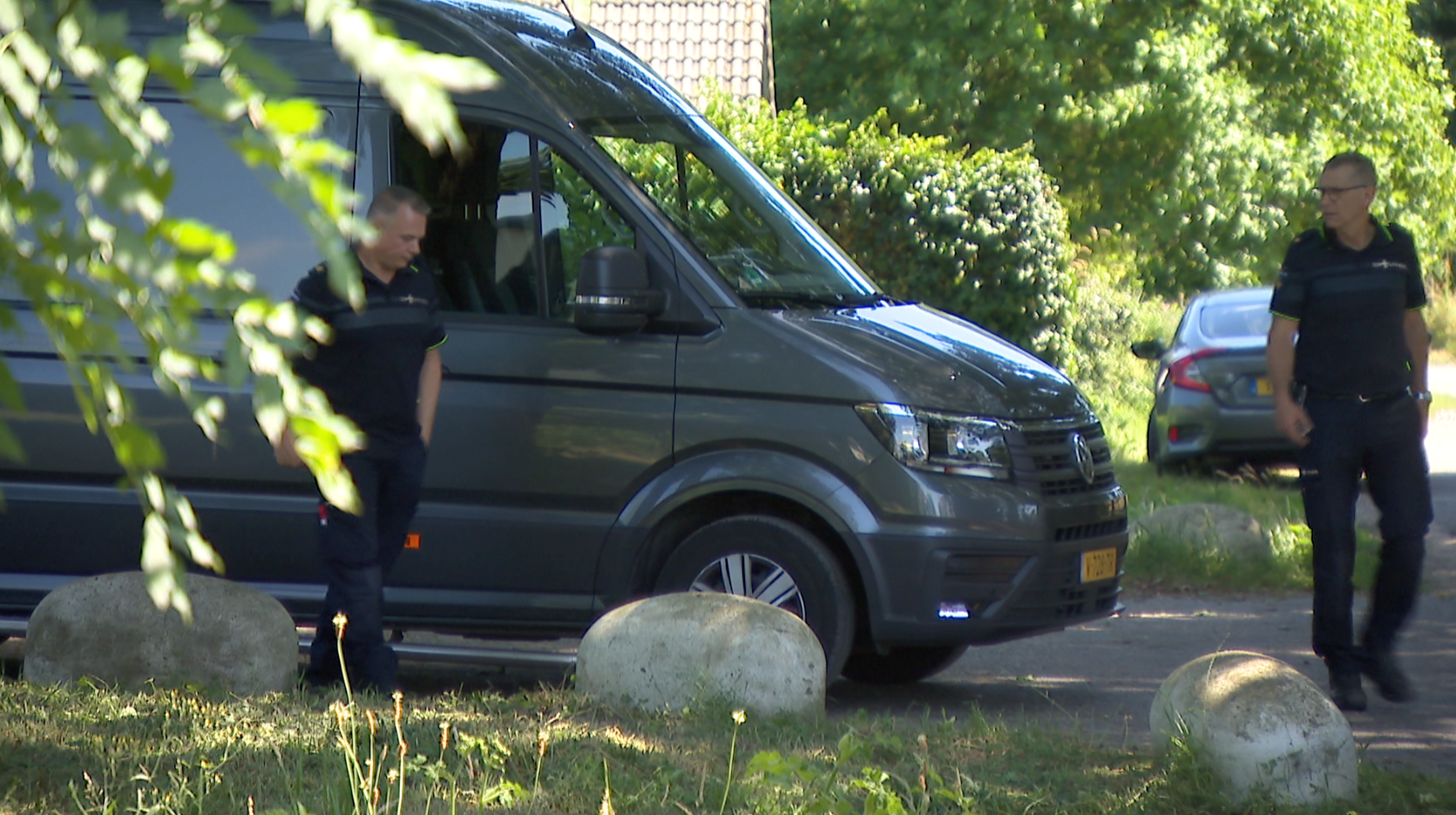 Politie valt binnen in Herkenbosch en arresteert Romano A. (20) in drugszaak, vader Erik (48) aangeh
