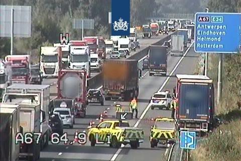 Botsing tussen vrachtwagens op A67 bij Venlo leidt tot file | De Limburger