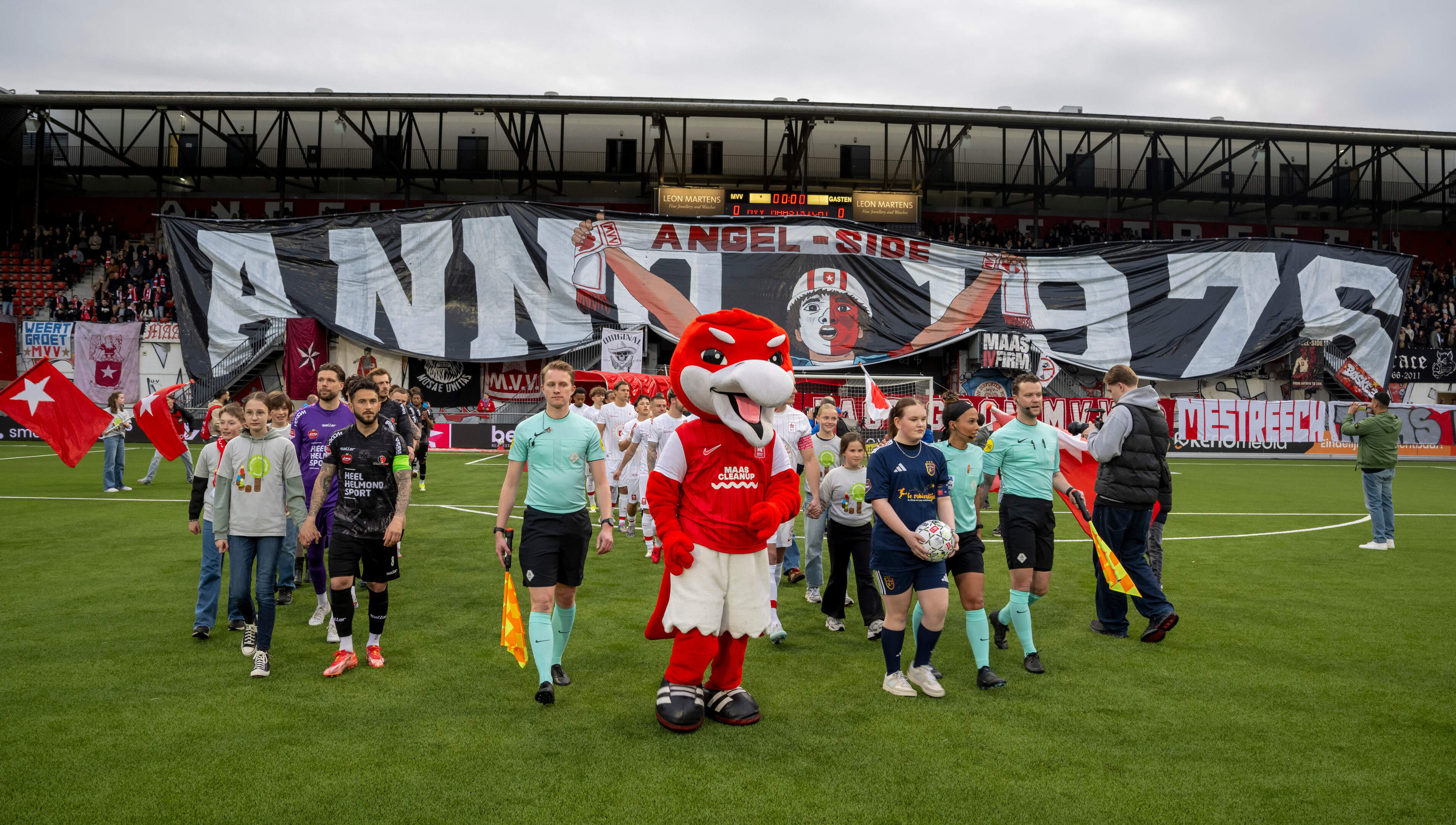 MVV-Helmond Sport tijdje stilgelegd na vuurwerk van jarige Angelside, duel eindigt onbeslist