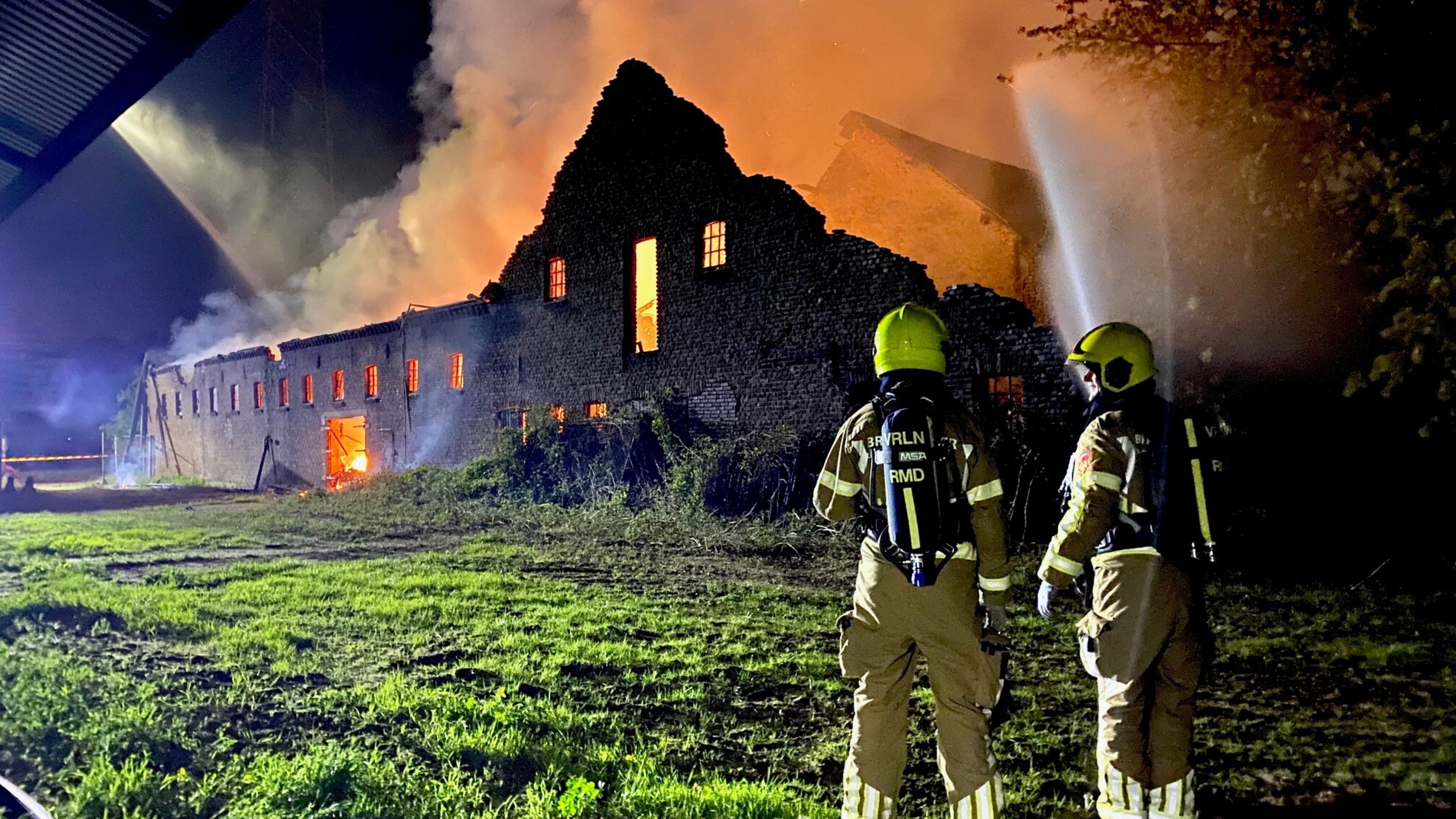 Video: Grote brand in monumentale boerderij in Beegden
